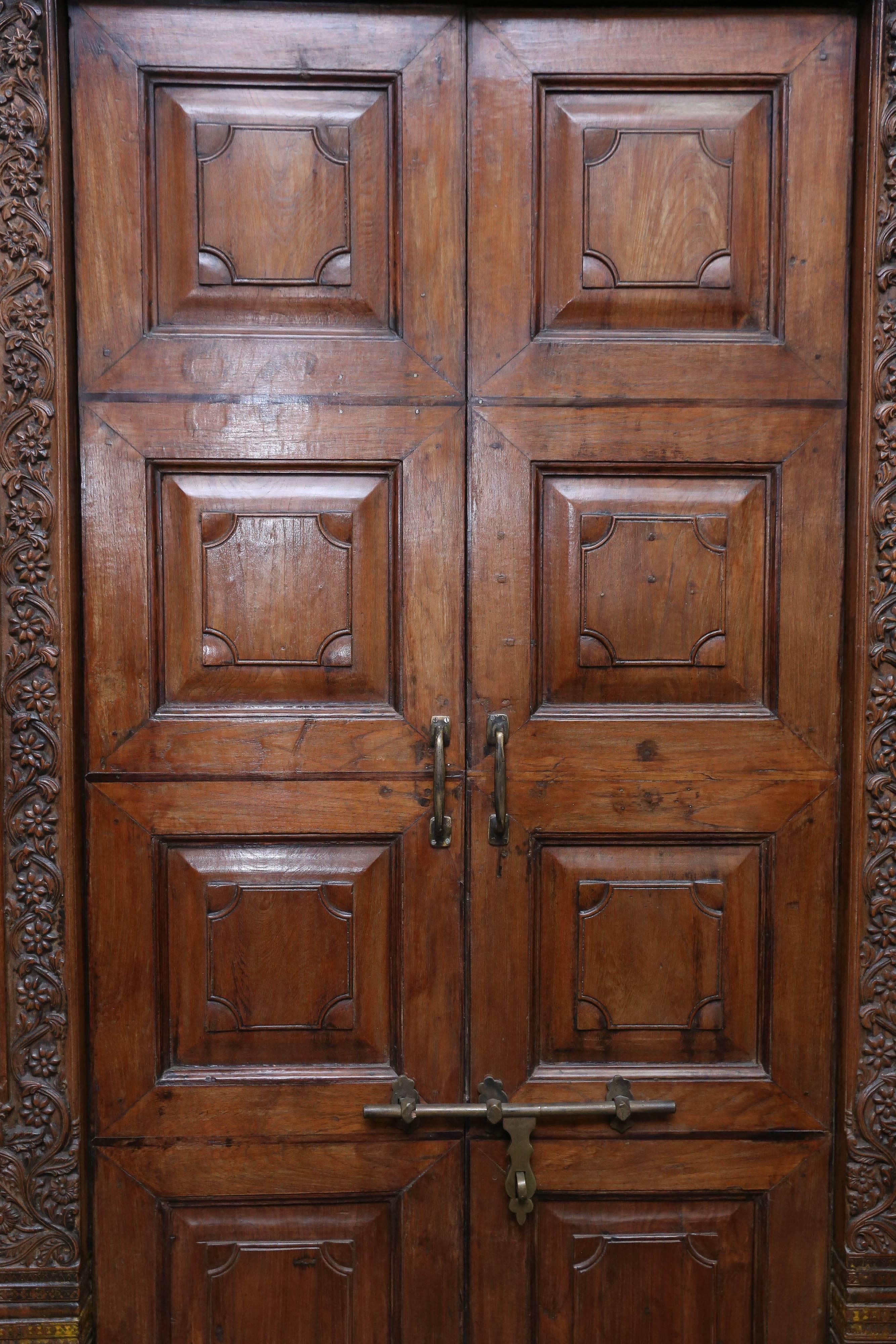 This door represents the fusion of Indian style with European tradition in architecture. With restrained but precise carvings, geometrical patterns combined with superb craftsmanship demonstrate the best of the British colonial work at the peak of