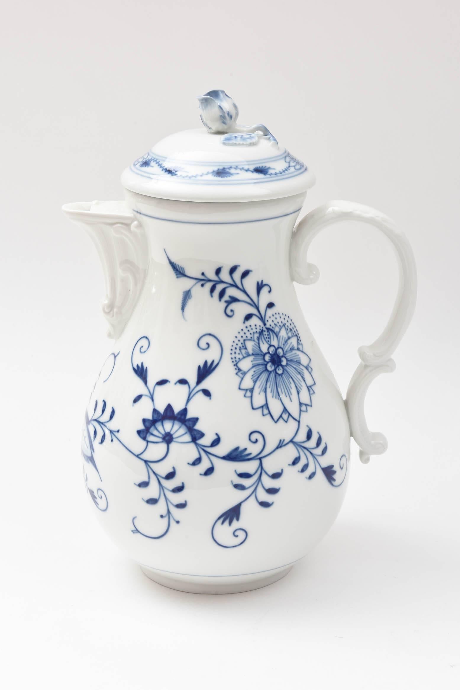 A classic and elegant pattern by Meissen. This pot is a nice large size and beautiful scale. Detailed painting in their signature crisp Blue Onion design. Very nice vintage condition.