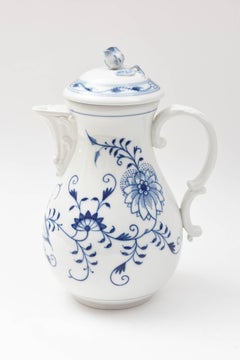 Meissen Blue Onion Coffee Pot, Vibrantly Painted and Very Nice Condition