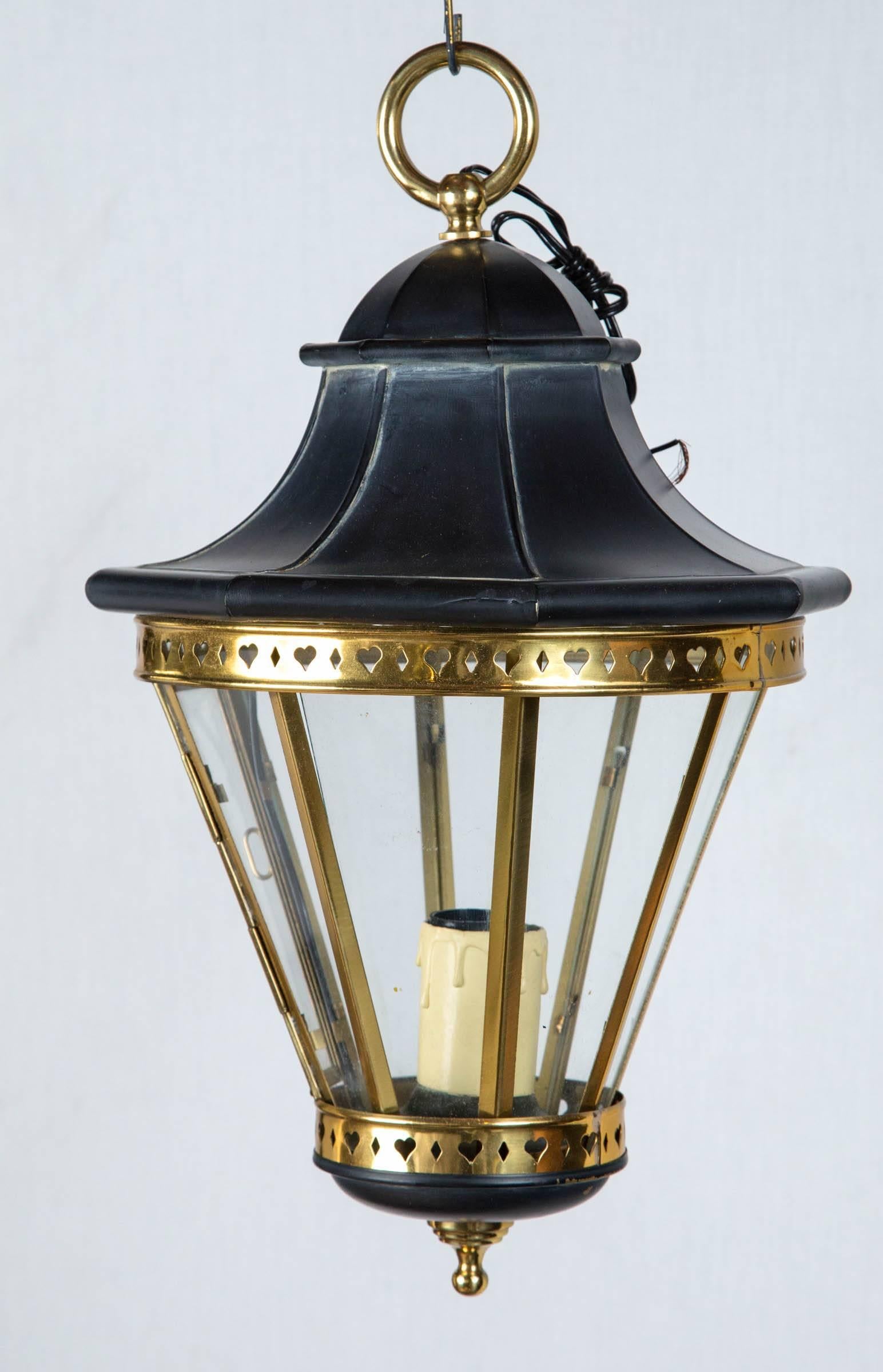 1970s small black metal and brass lantern. New old stock. Includes 20 inches of chain and canopy. Accepts one standard size bulb.