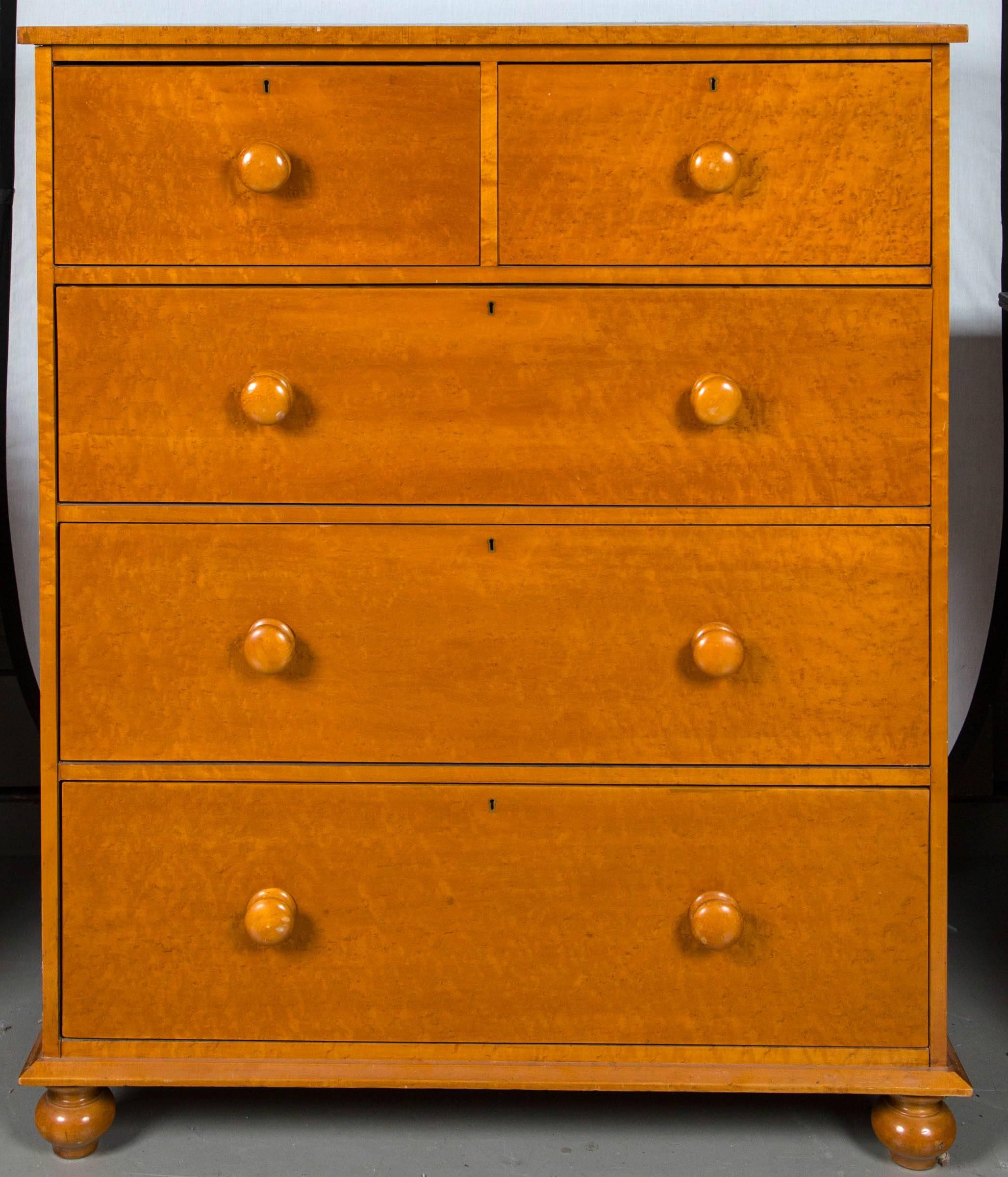 20th Century Beautiful Bird’s-Eye Maple Chest of Drawers For Sale