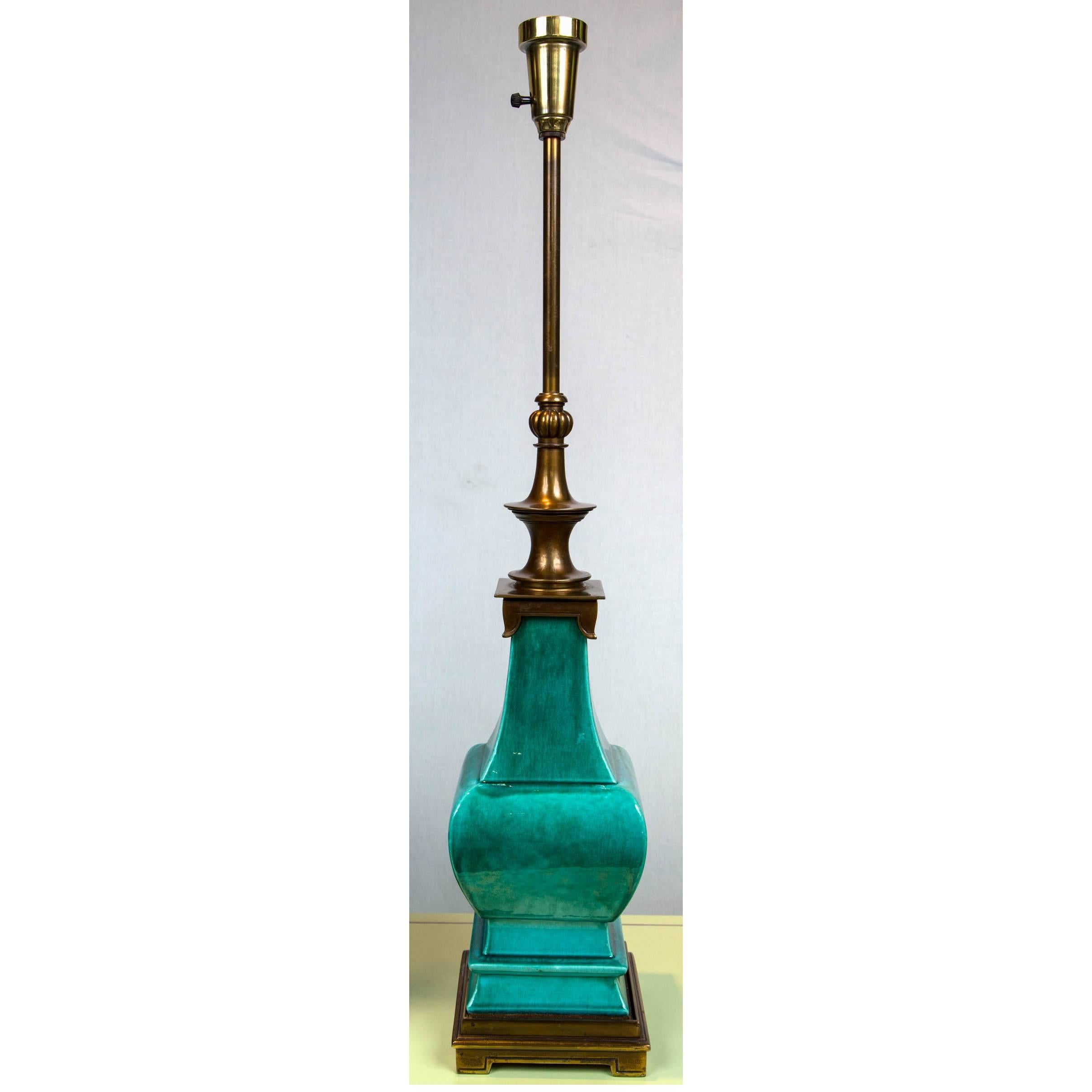 Une glaçure verte luxueuse sur ces lampes vintage de style pagode de Stiffel. Entreprise de lampes haut de gamme.