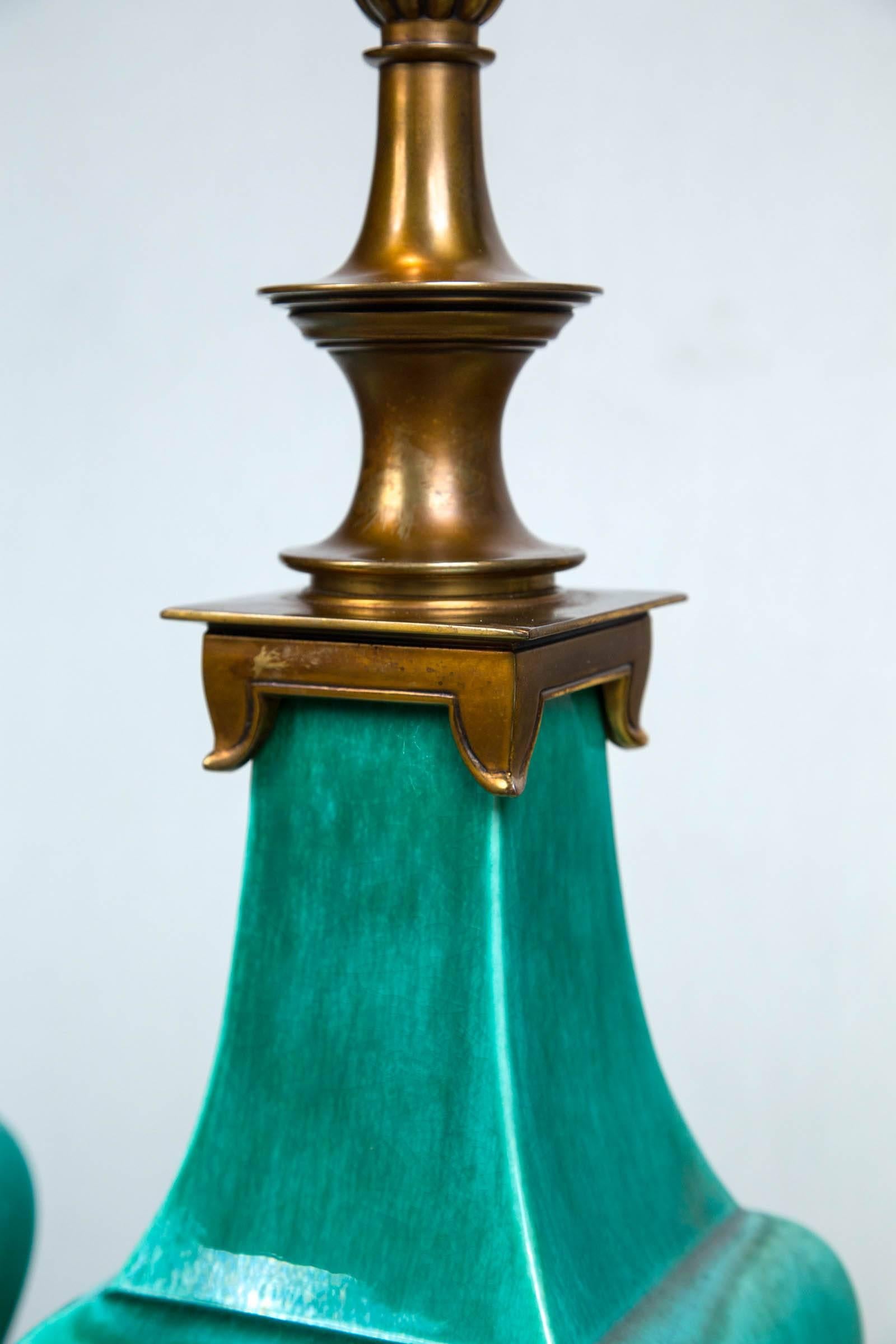 Paar grün glasierte Stiffel-Lampen im Pagodenstil aus der Mitte des Jahrhunderts (Mitte des 20. Jahrhunderts) im Angebot