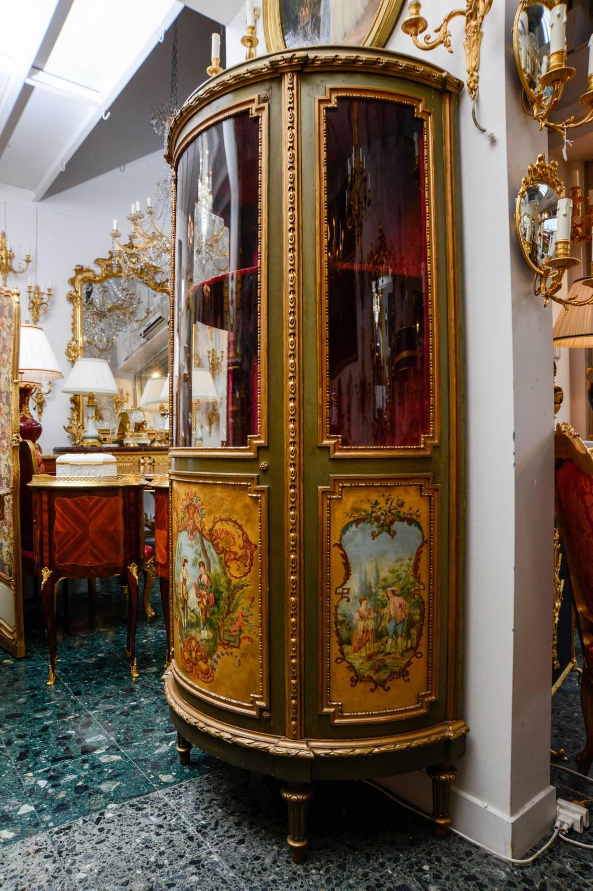 Exquisite Painted and Gilded Wood Vitrine Cabinet In Good Condition For Sale In Paris, FR
