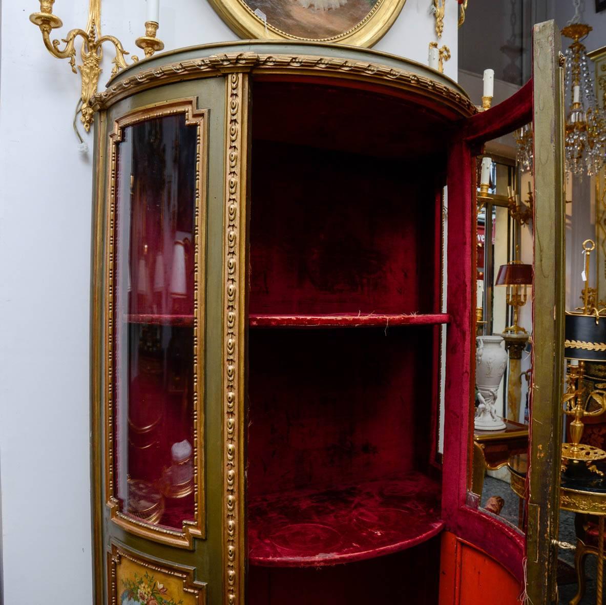 Exquisite Painted and Gilded Wood Vitrine Cabinet For Sale 1