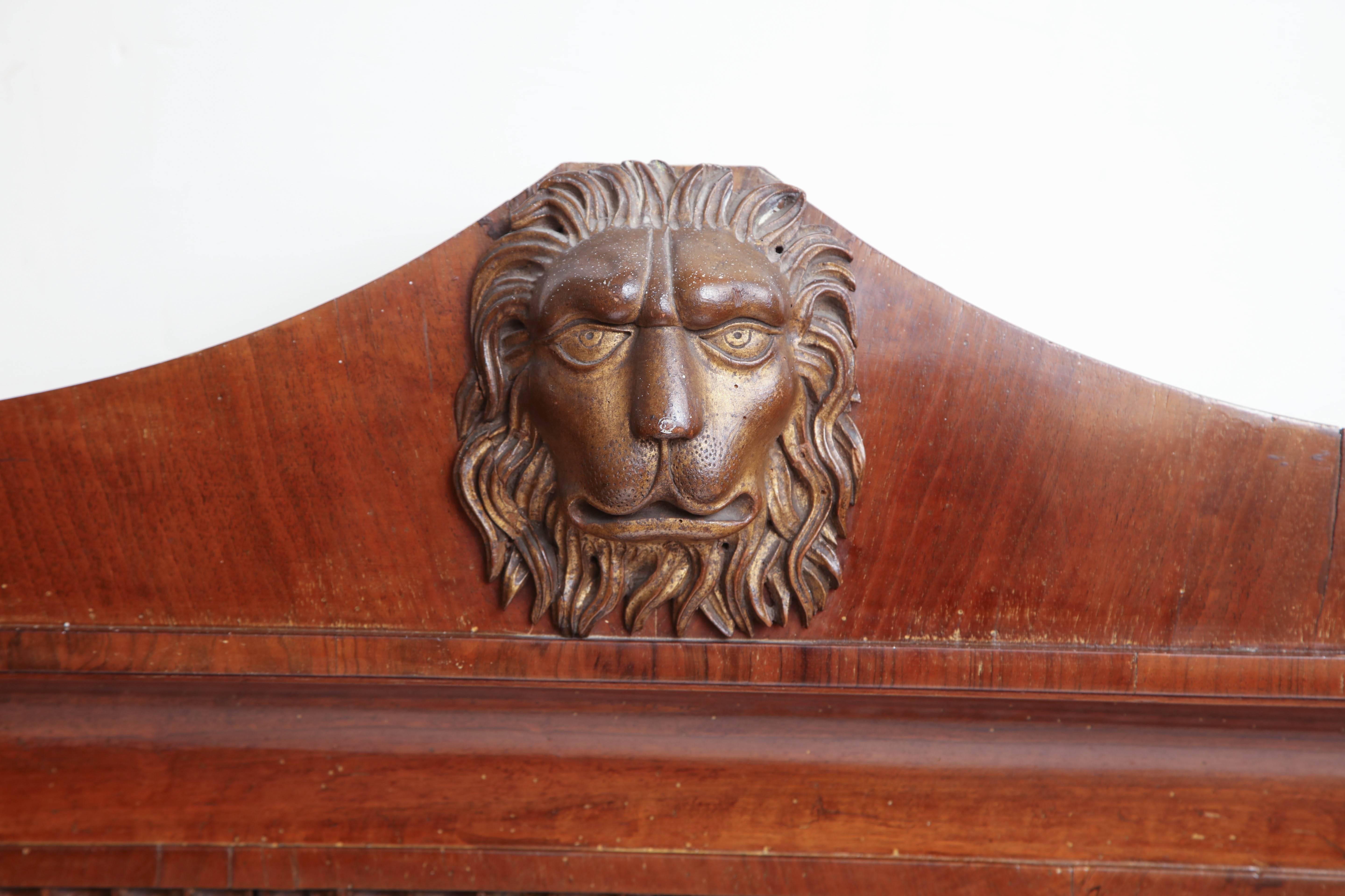 Italian Neoclassical Walnut Mirror with Lion Mask In Good Condition For Sale In New York, NY