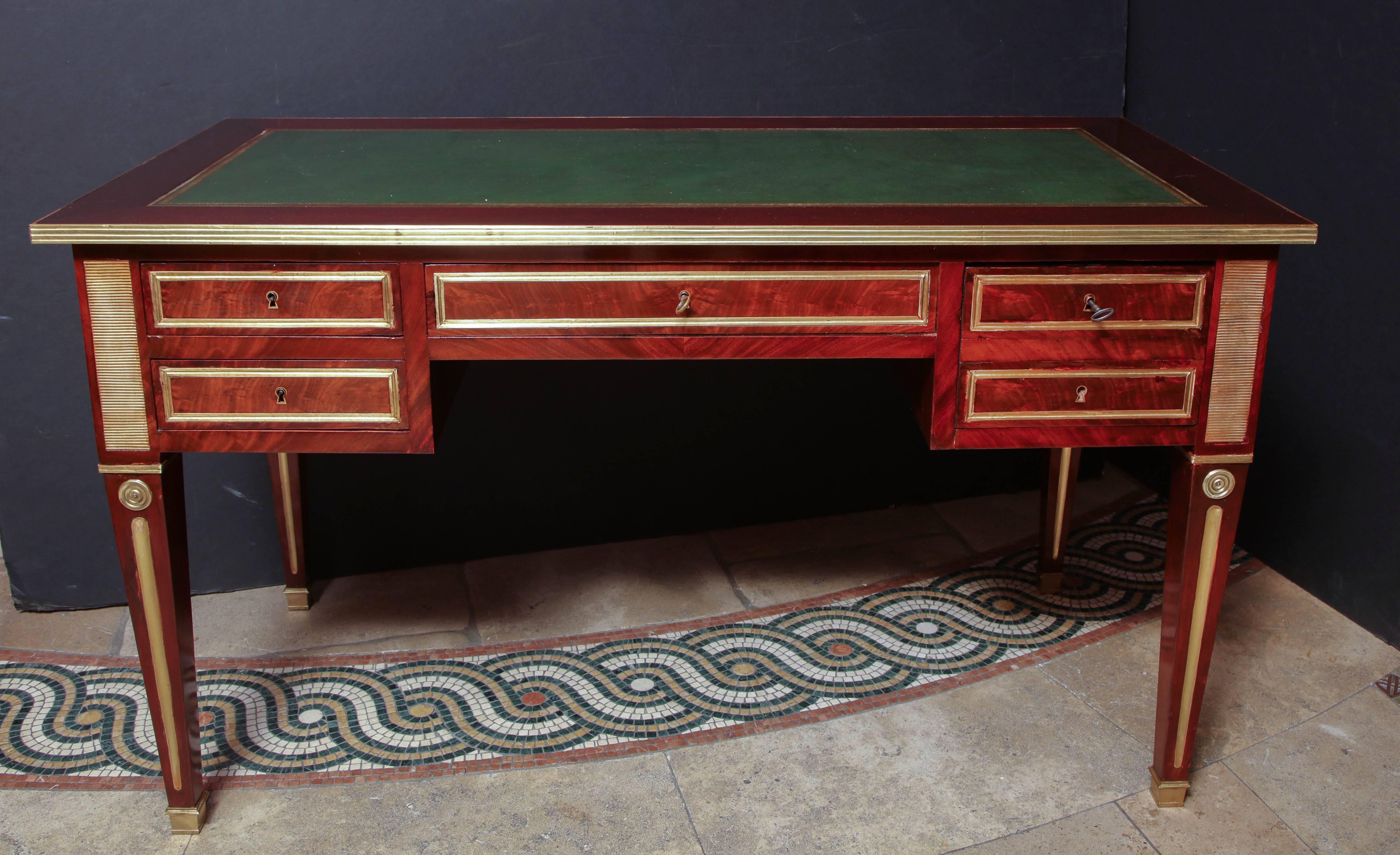 Russischer Empire-Schreibtisch mit Lederplatte aus Mahagoni mit zwei Gleitern, Messingbeschlägen und Halterungen auf quadratischen, konischen Beinen.