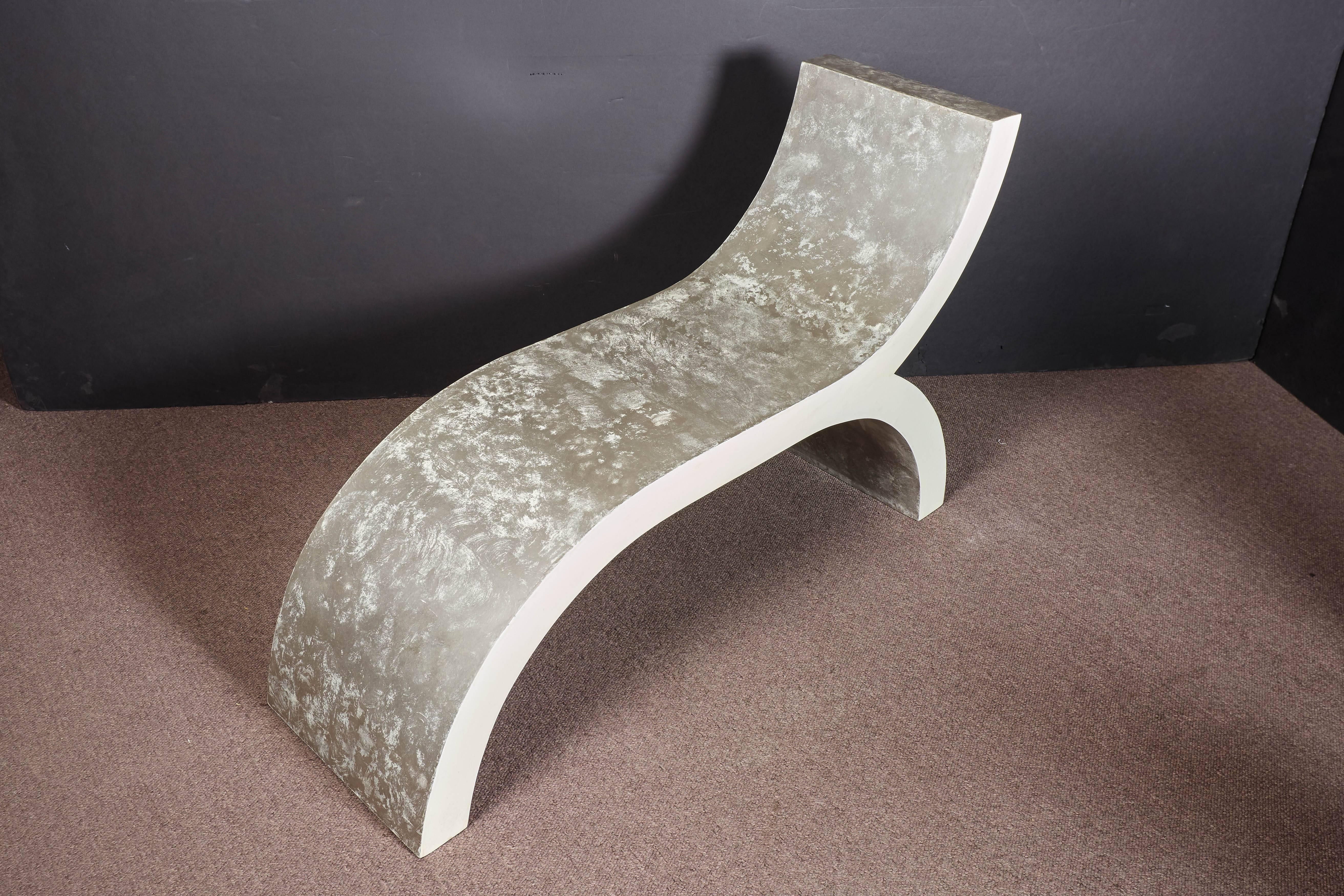 Mid century Modern white lacquered bench, sculptural seat, chaise longue. For Sale 1