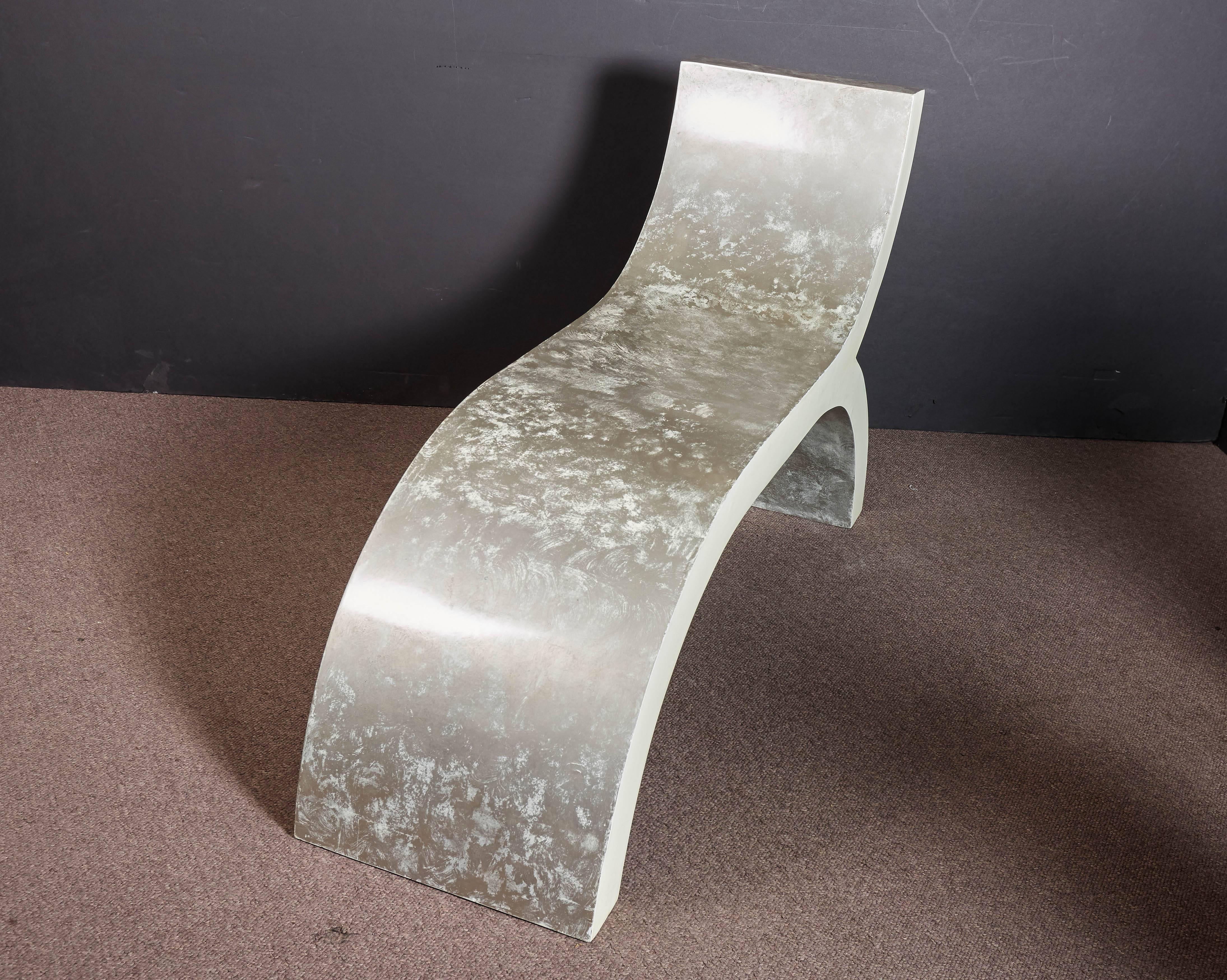 20ième siècle Banc moderne du milieu du siècle dernier en laque blanche, siège sculptural, chaise longue. en vente