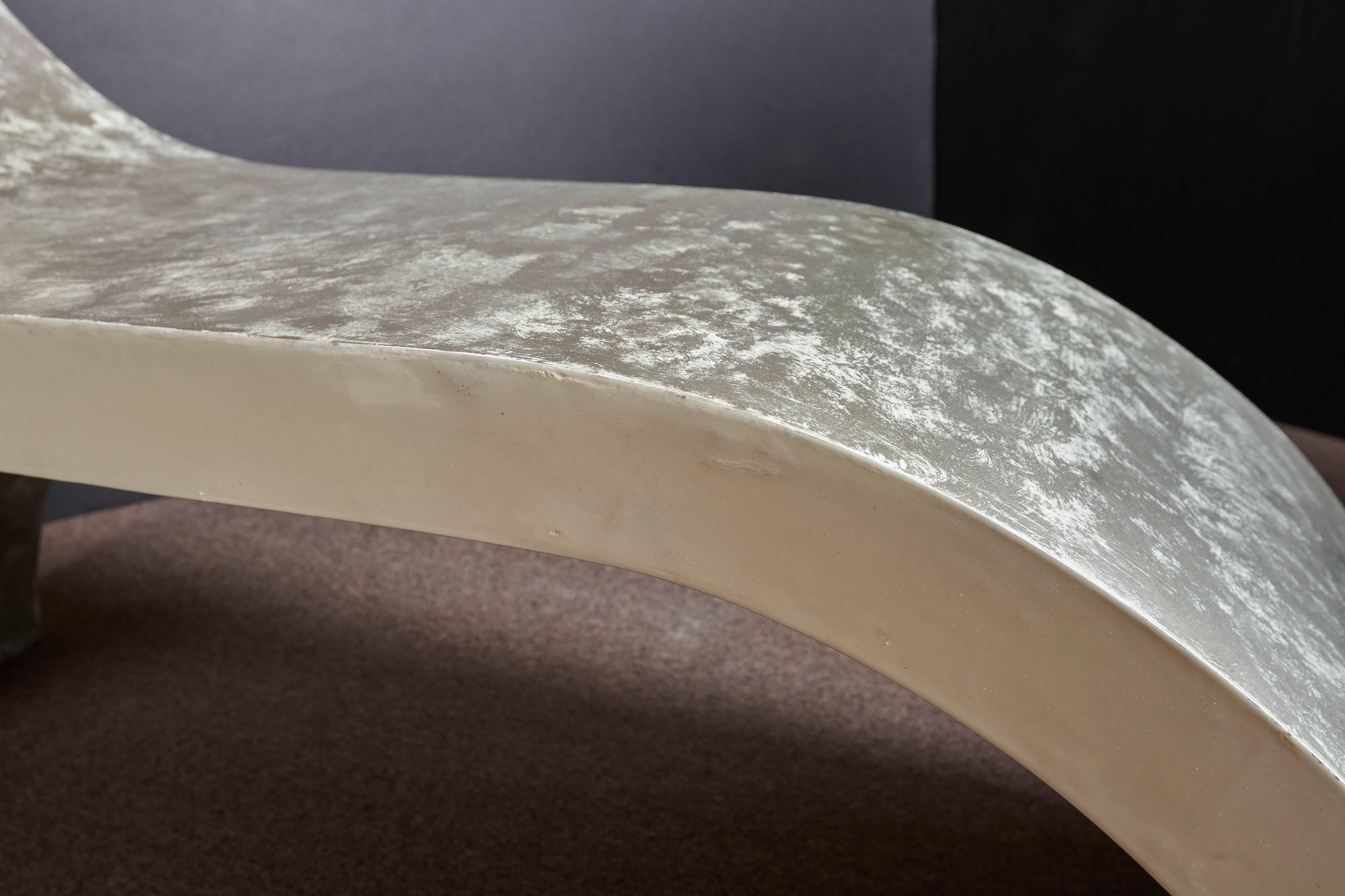 20th Century Mid century Modern white lacquered bench, sculptural seat, chaise longue. For Sale