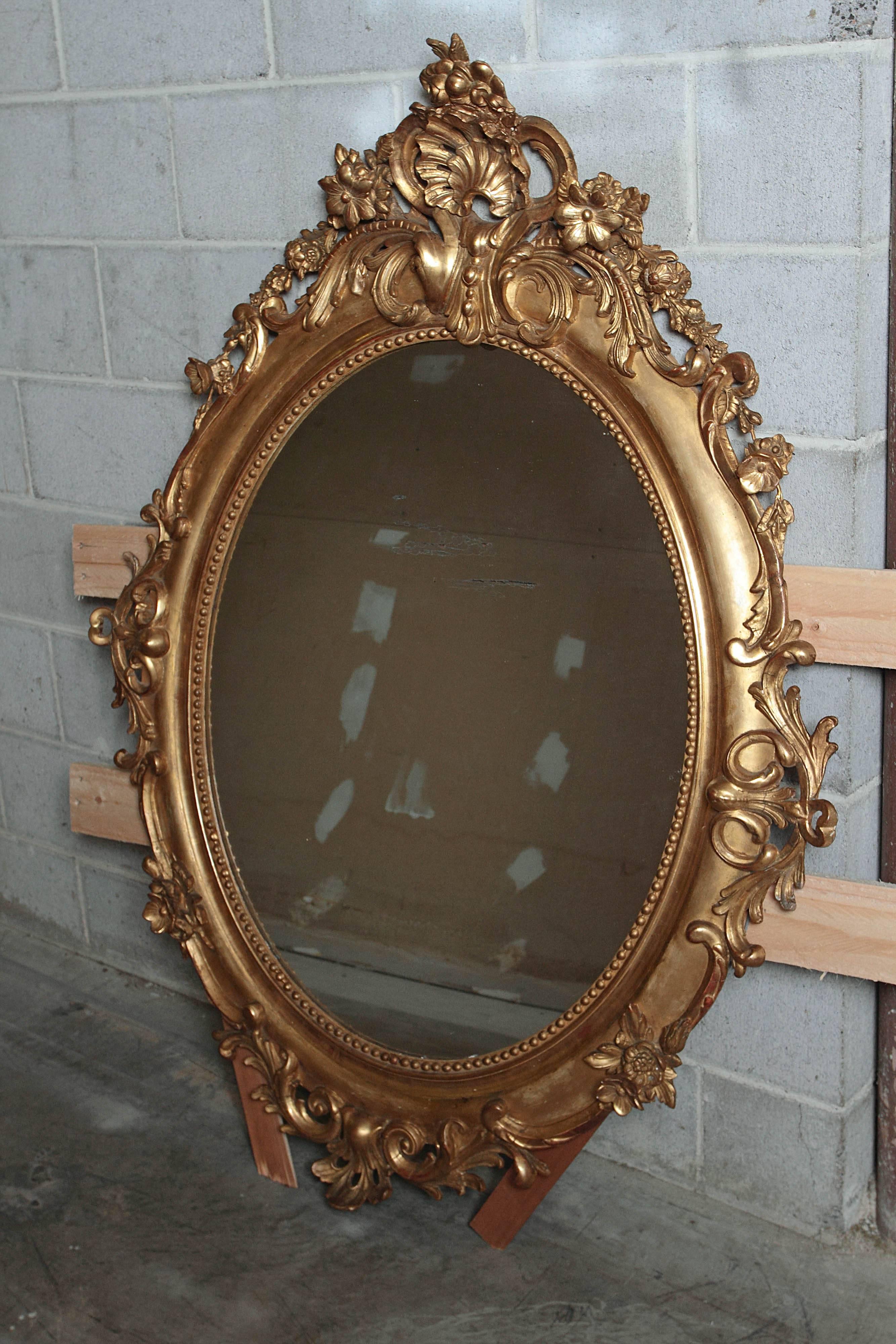 French 19th Century Carved and Gilt Beautiful Louis XV Oval Mirror In Excellent Condition In Dallas, TX