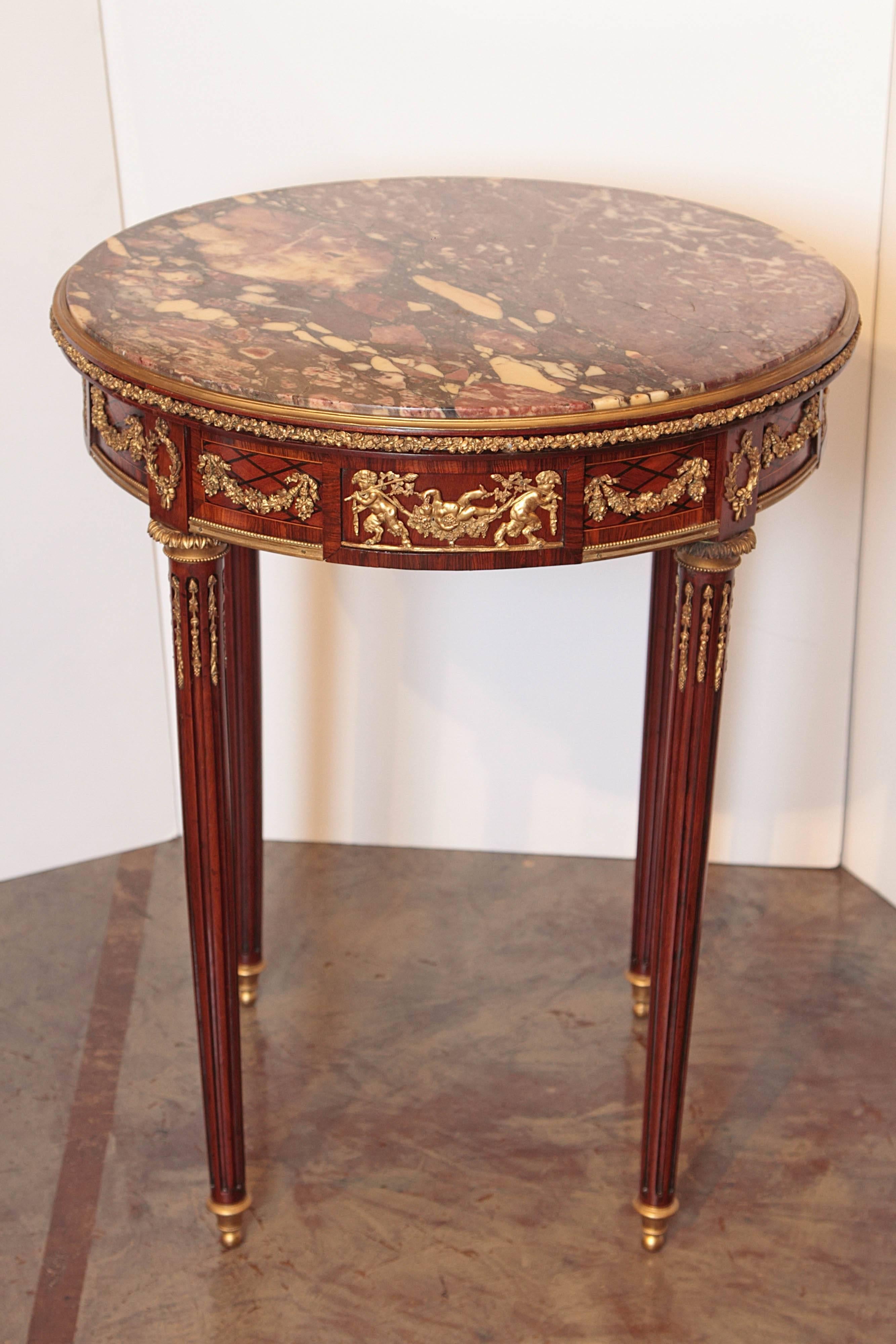 Französischer Gueridon-Tisch aus Mahagoni und vergoldeter Bronze mit Marmorplatte aus dem 19. Jahrhundert (Louis XVI.) im Angebot