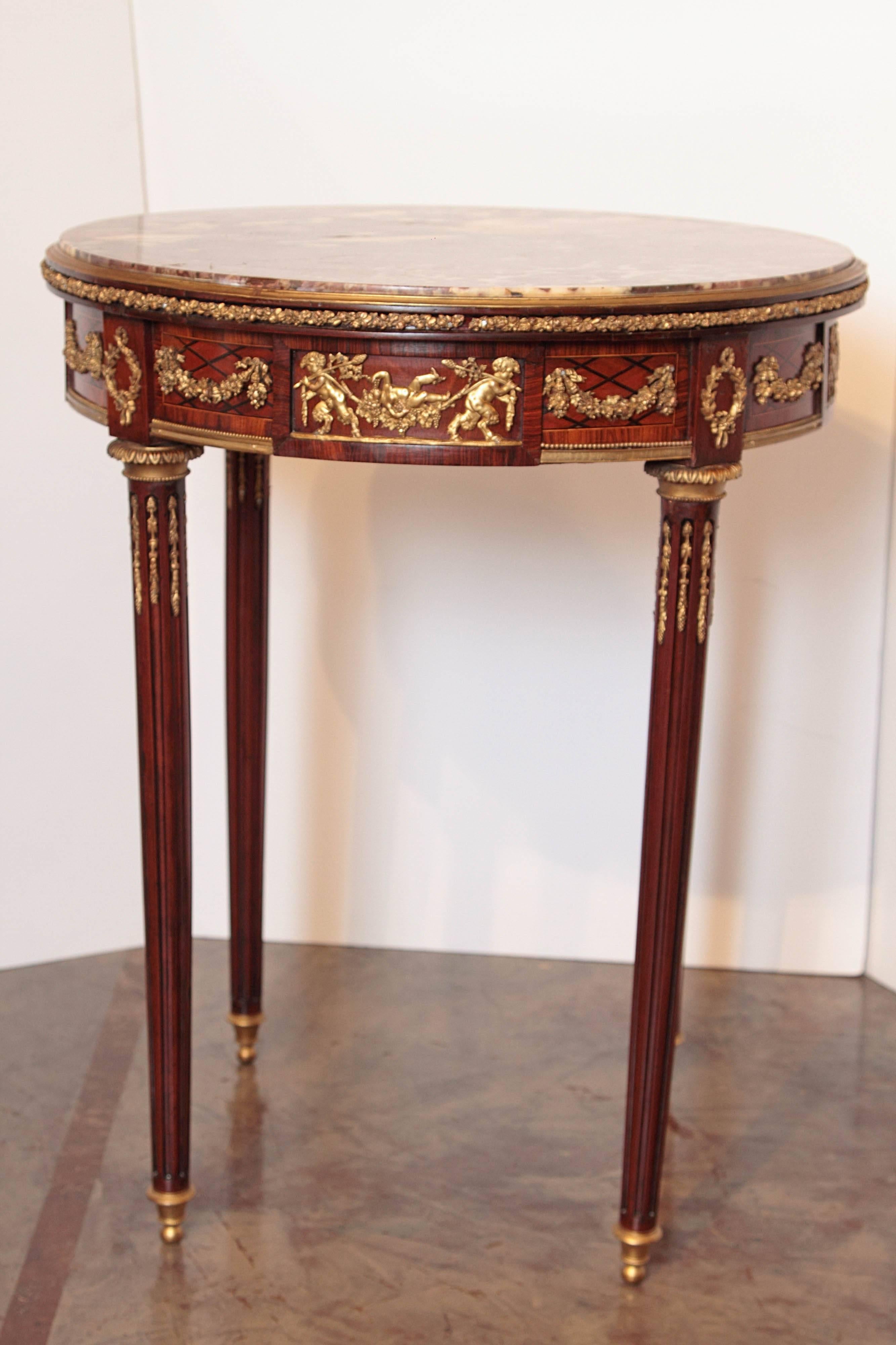 Französischer Gueridon-Tisch aus Mahagoni und vergoldeter Bronze mit Marmorplatte aus dem 19. Jahrhundert (Vergoldet) im Angebot