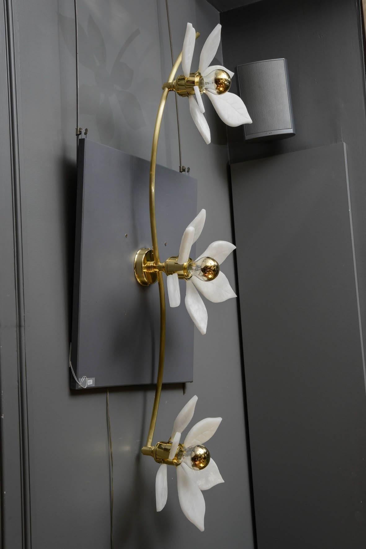 Sconce in brass and alabaster flowers, three bulbs per sconce
Creation Studio Glustin, 2017.
A pair available 
