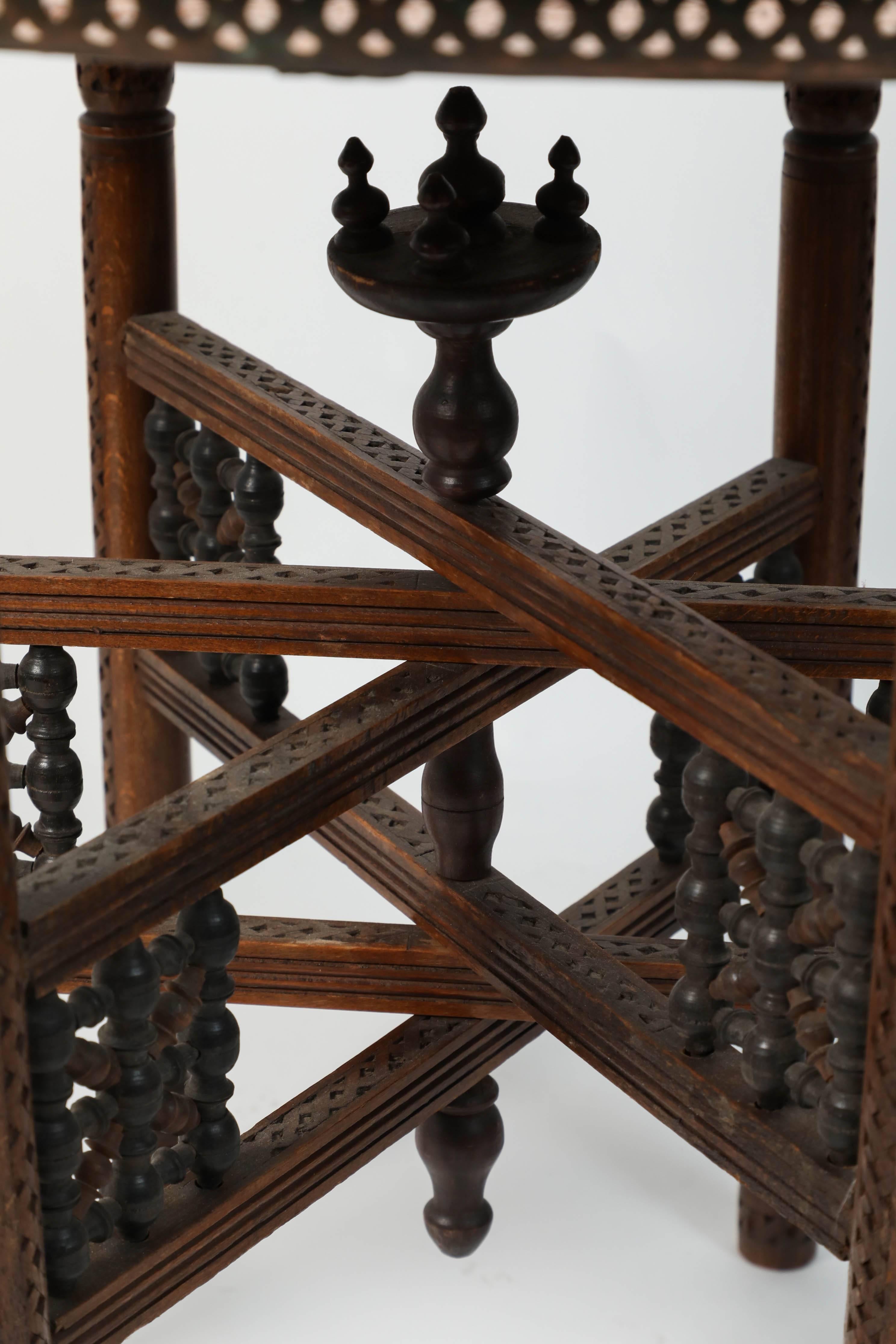 20ième siècle Table à plateau en cuivre de style marocain avec base pliante