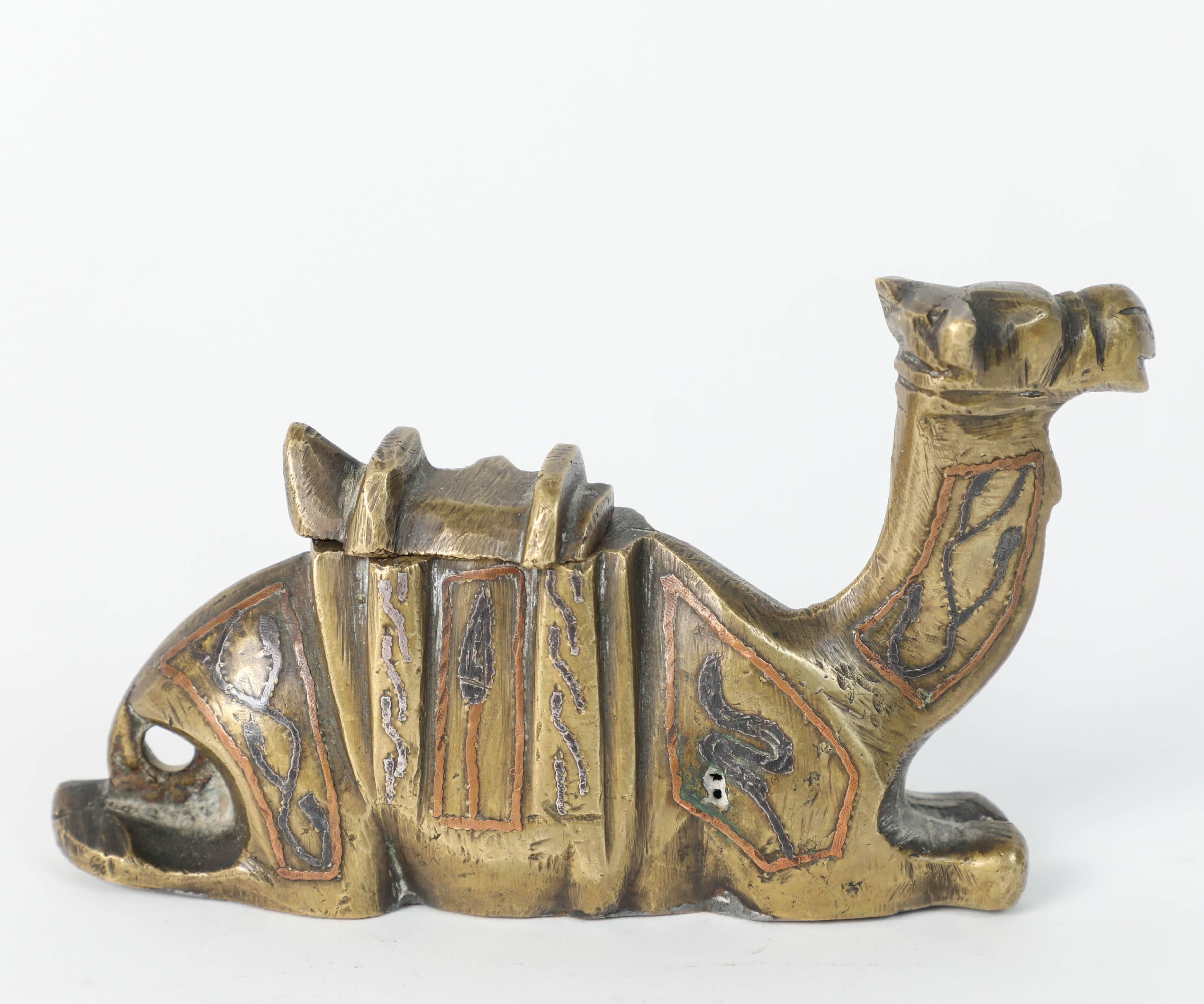Il s'agit d'une sculpture ancienne d'un chameau en laiton recouvert d'une décoration en cuivre:: vers 1920. 
Sculpture artisanale en laiton de style renaissance mamelouk:: œuvre d'art en métal avec incrustation islamique. 
Très décoratif::