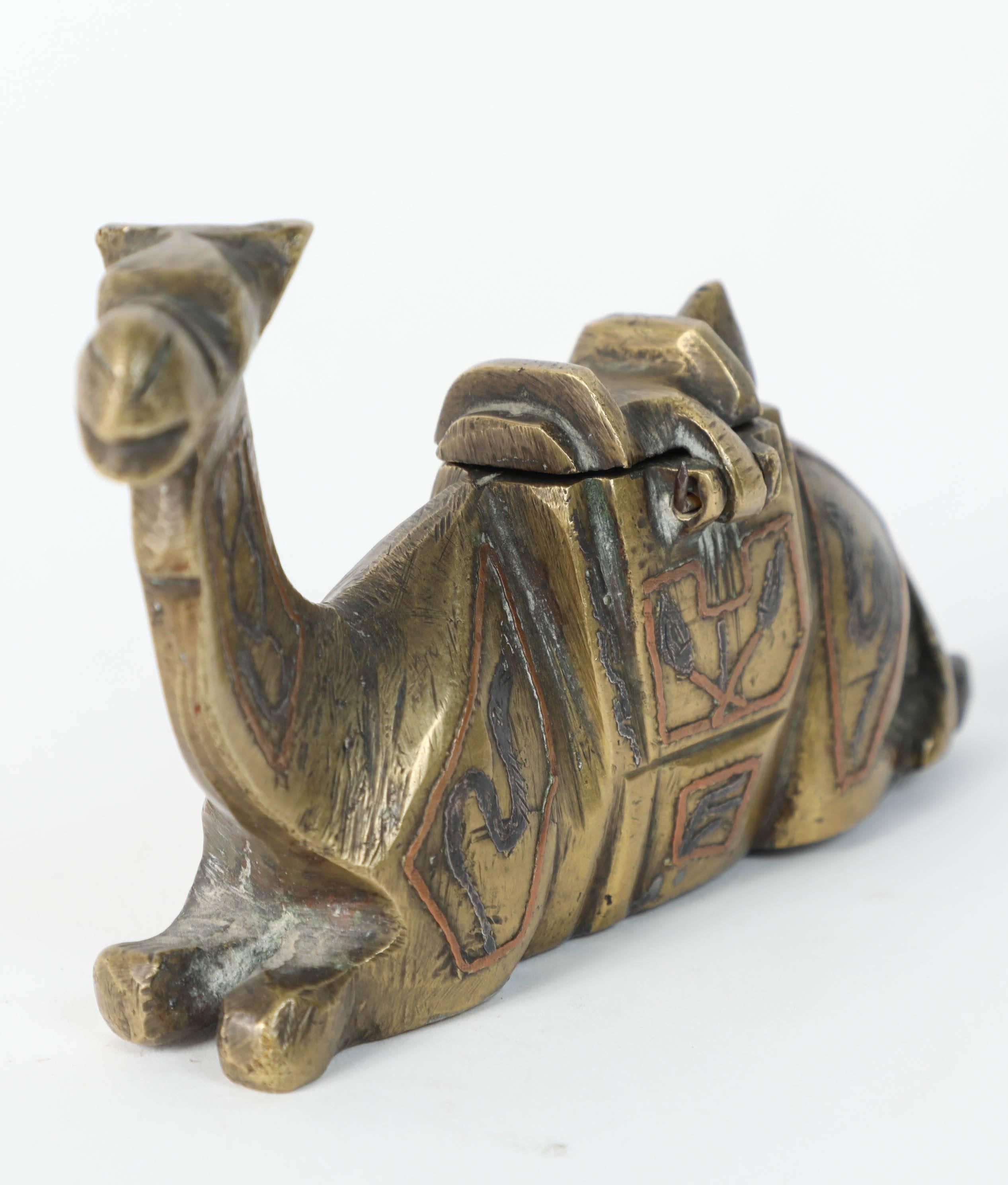 Égyptien Antique encrier décoratif en laiton chameau 1920