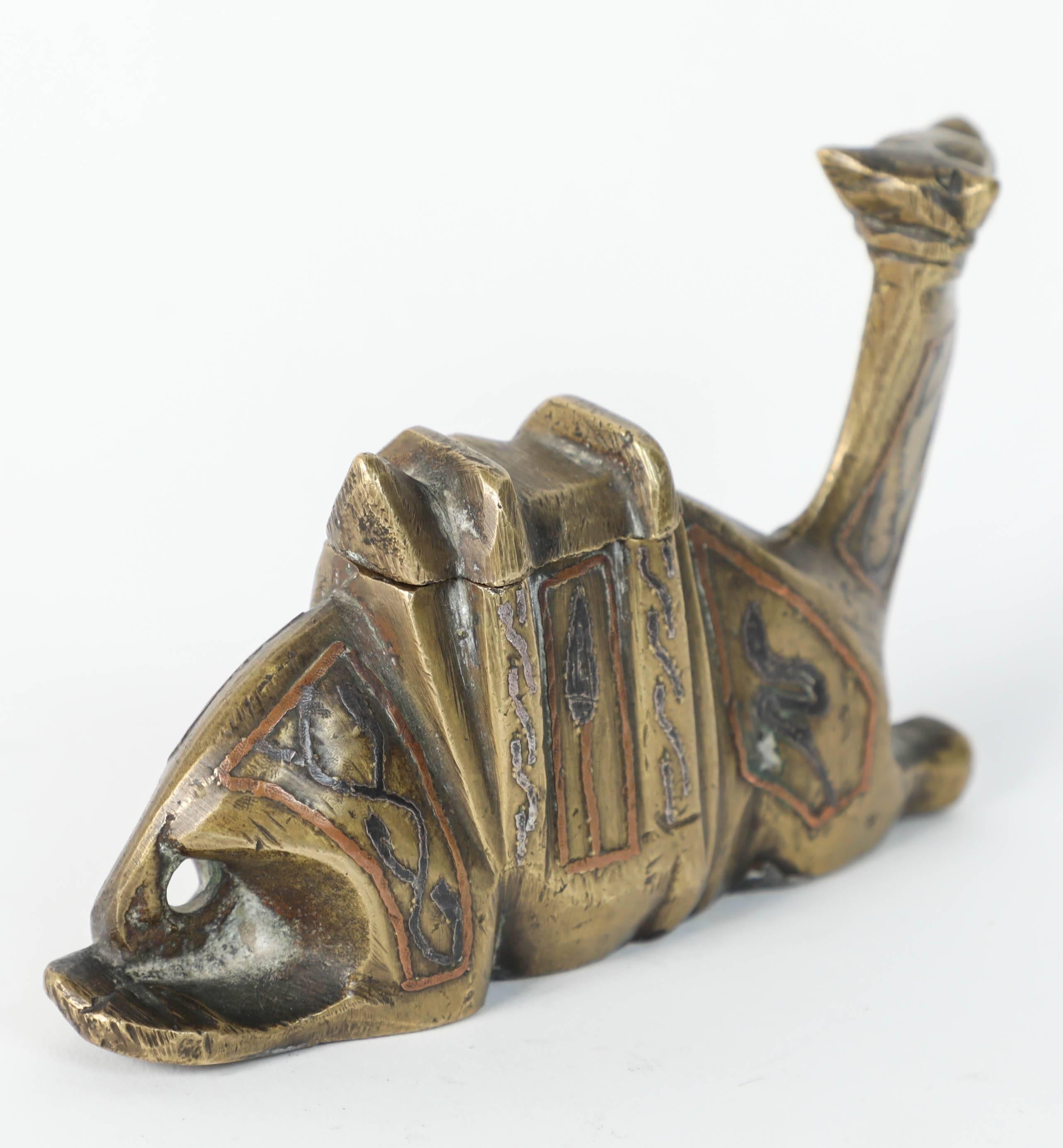 Fait main Antique encrier décoratif en laiton chameau 1920