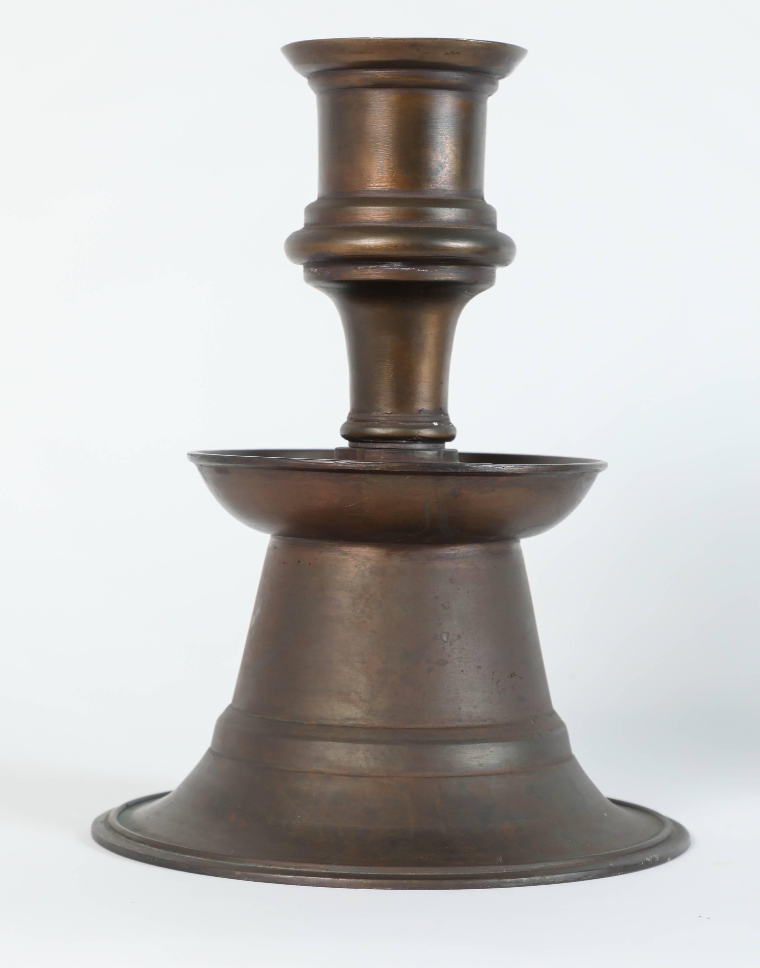Fait main Paire massive de bougeoirs Empire ottoman en bronze moulé en vente