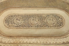 Großes anglo-indisches Serviertablett aus Messing mit Repoussé-Verzierung in Form eines Pfaus, Indien, um 1920