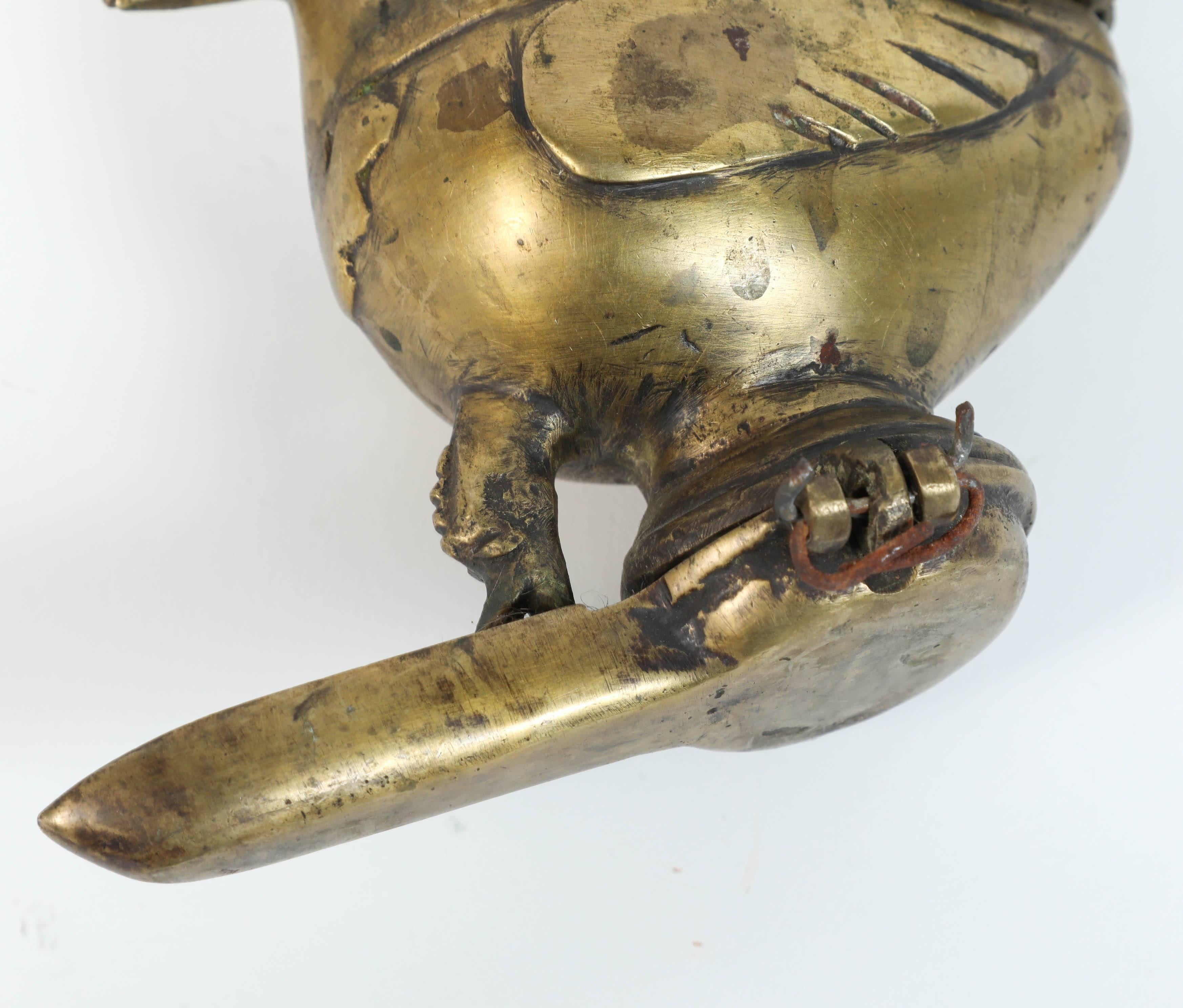 Hängende Mughal-Deccani-Öllampe aus Bronze in Form eines Vogels, Indien (Indisch) im Angebot