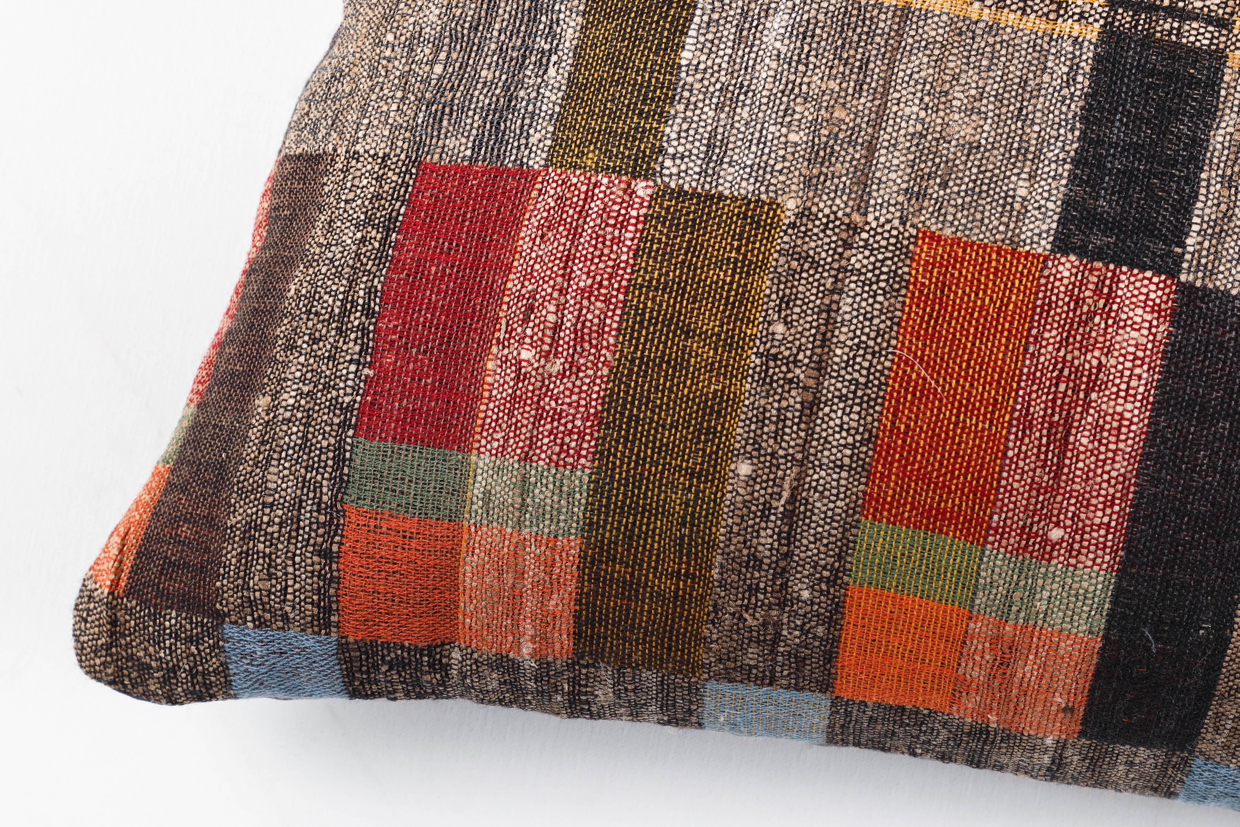 Pat McGann Workshop
A contemporary line of cushions, pillows, throws, bedcovers, bedspreads and yardage hand woven in India on antique Jacquard looms. Hand spun wool, cotton, linen, and raw silk give the textiles an appealing uneven quality. Sizes