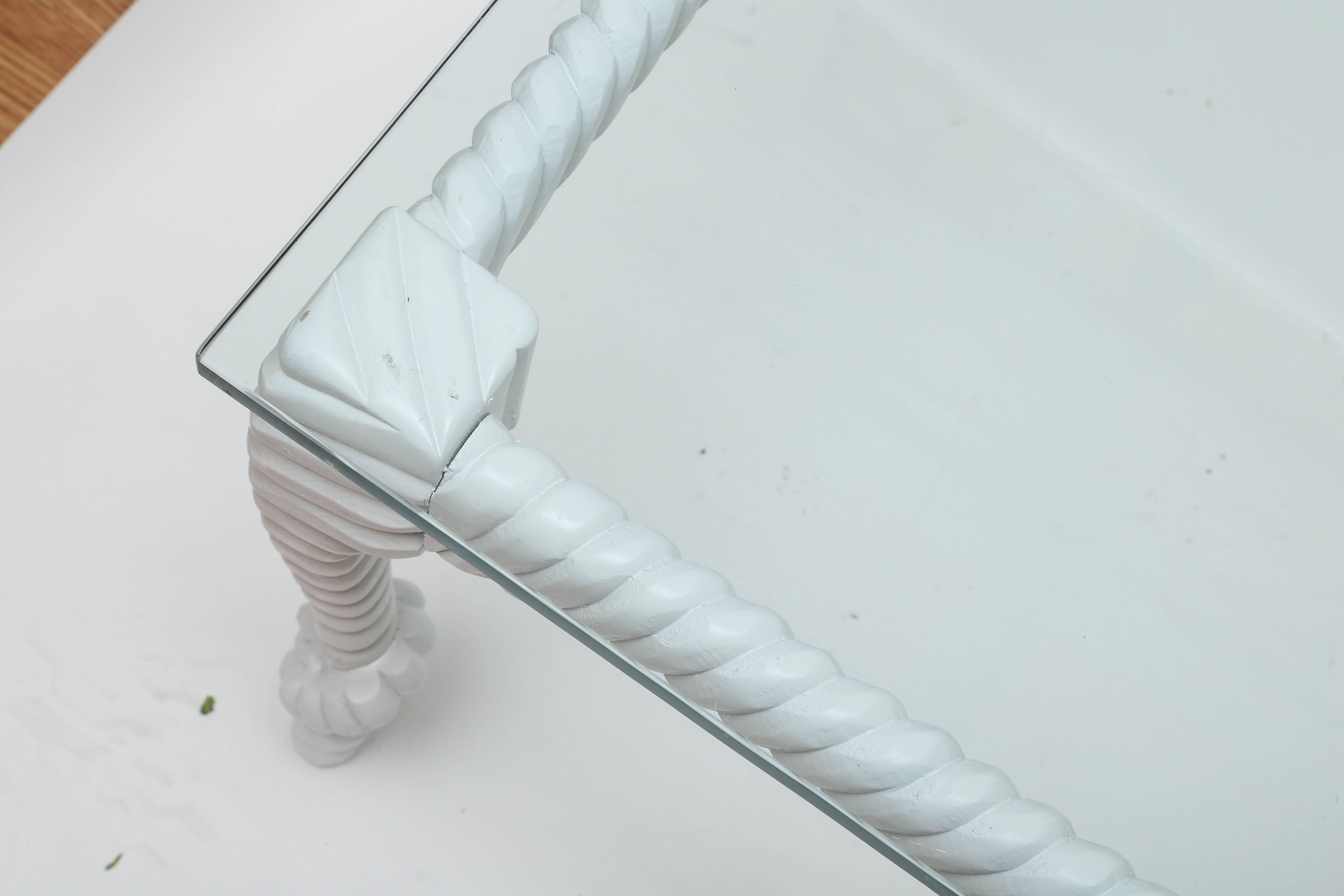 Table basse italienne en bois blanc sculpté et peint avec plateau en verre.