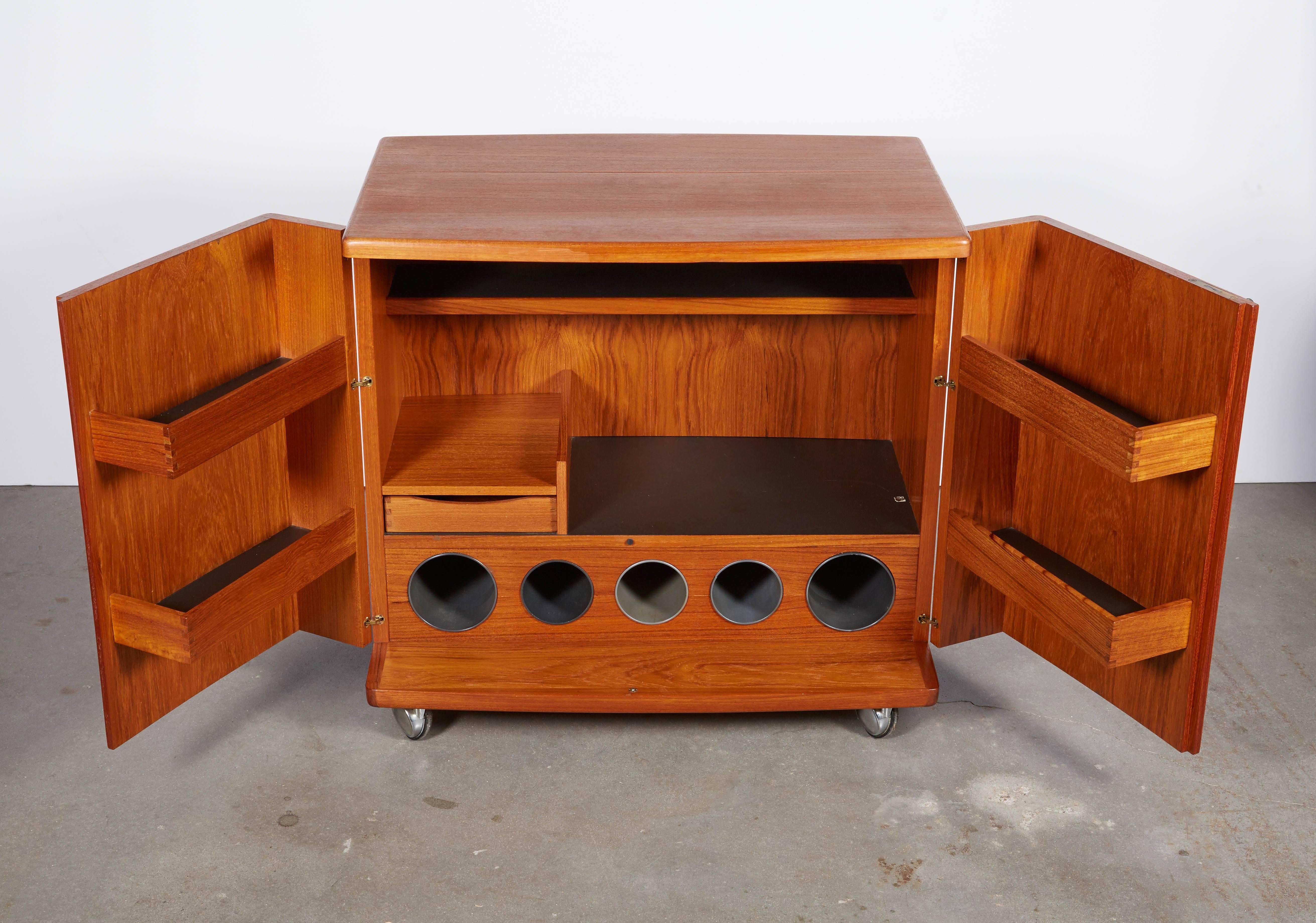 Vintage Teak Bar by CC Silkborg, 1960s

This mid century bar is in excellent condition, and is 100% portable! Roll it it to another room, or roll it to your neighbors house. Ready for pick up, delivery, or shipping anywhere in the world.