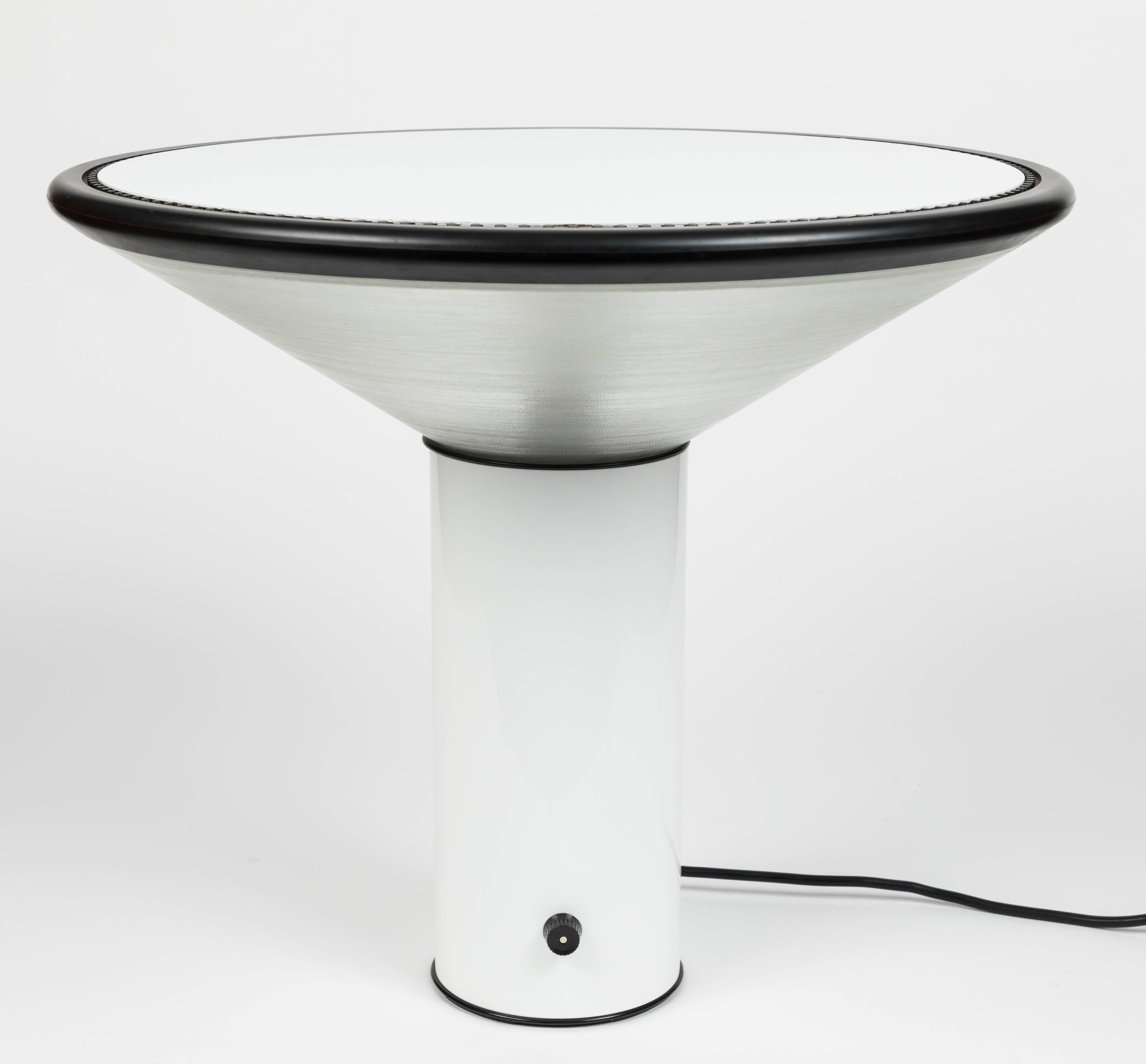 Large Gianfranco Frattini 'NOA' Table Lamp for LUCI, circa 1980 a highly refined and architectural design executed in white enameled metal, black rubber and thick pressed glass. Professionally rewired for standard medium base e27 100 watt max bulb.