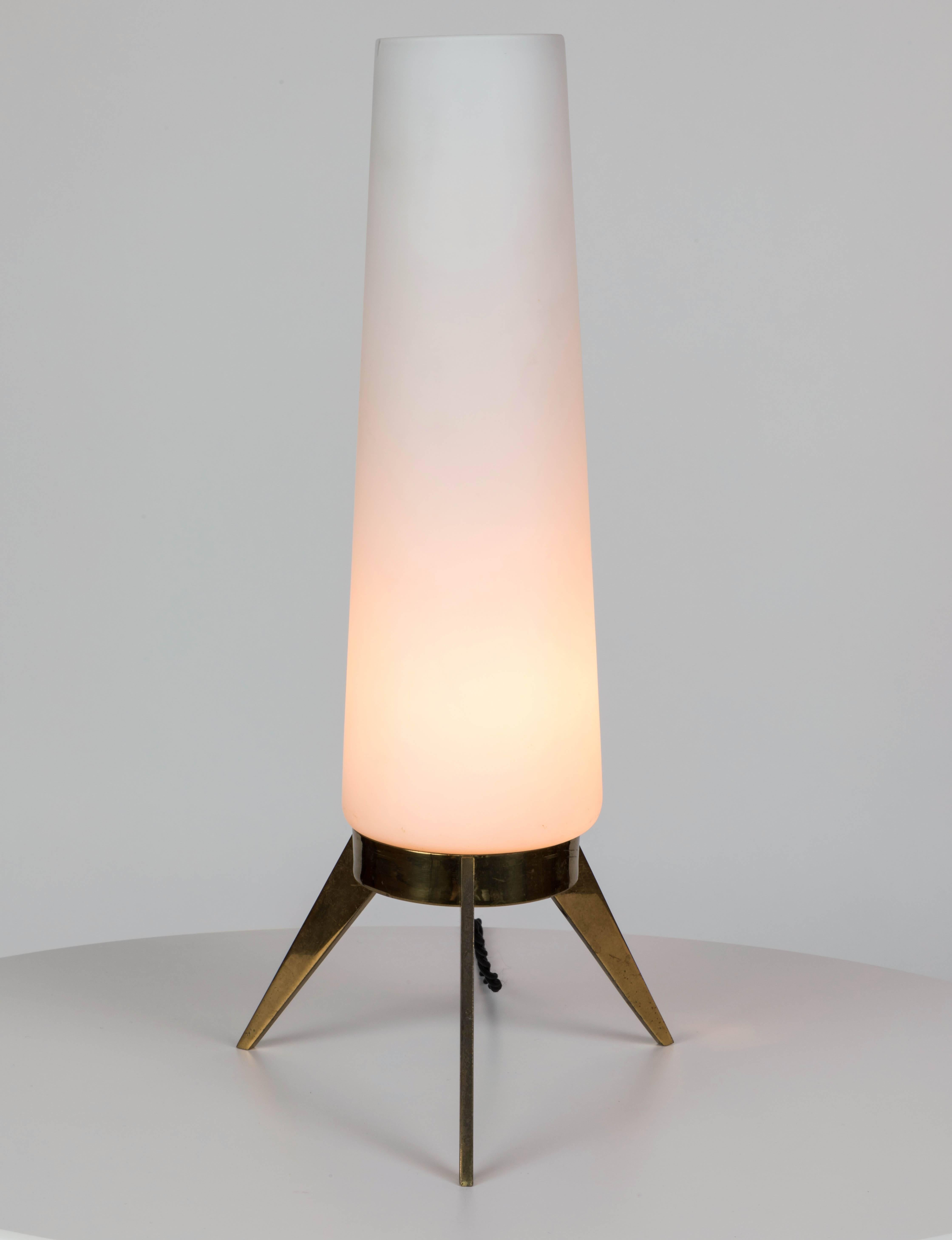 Stilux Milano-Dreibein-Tischlampe aus Glas und Messing, 1950er Jahre (Moderne der Mitte des Jahrhunderts)