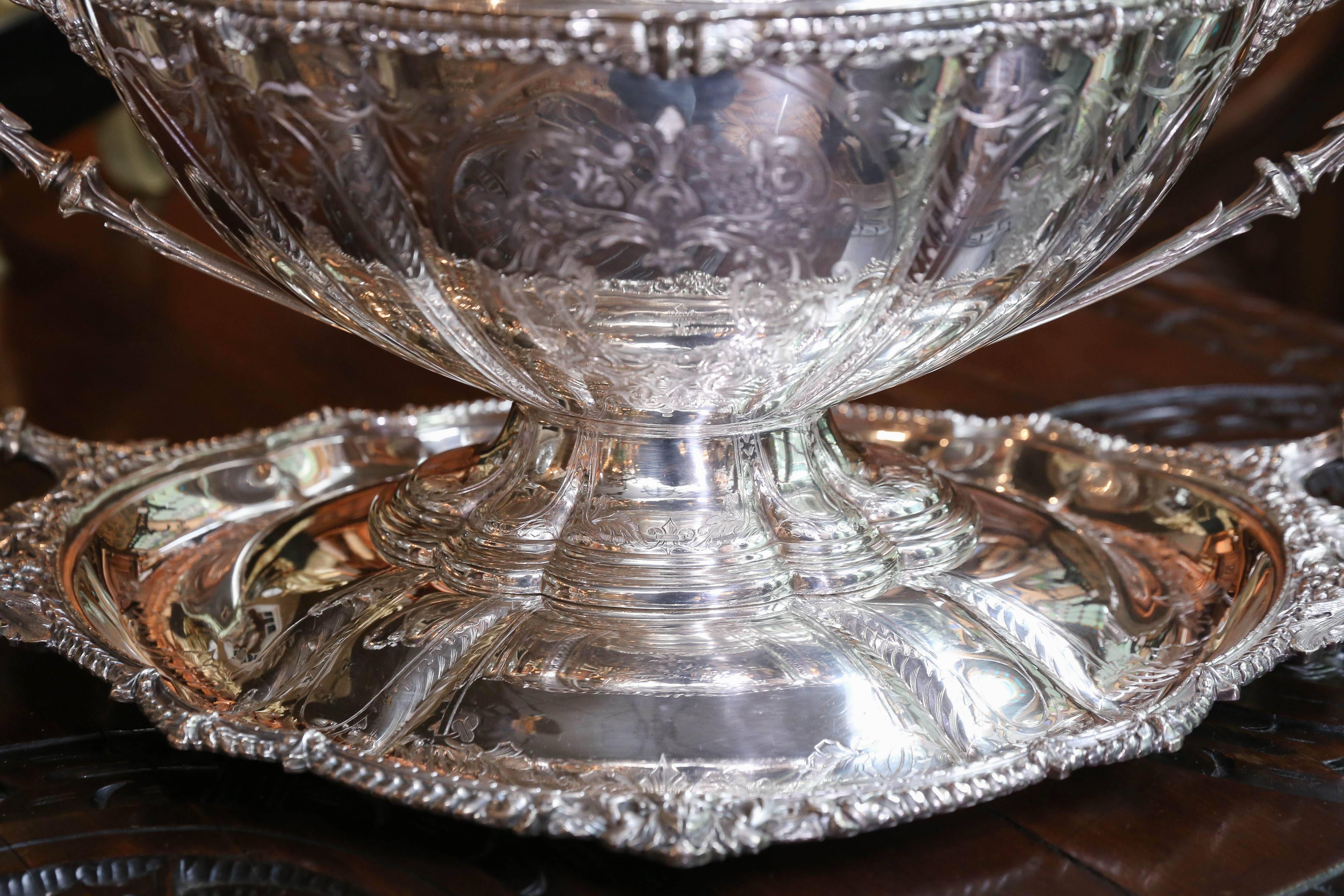 Very Fine English Sheffield Silver Plated Covered Oval Bowl on Tray In Excellent Condition For Sale In Houston, TX