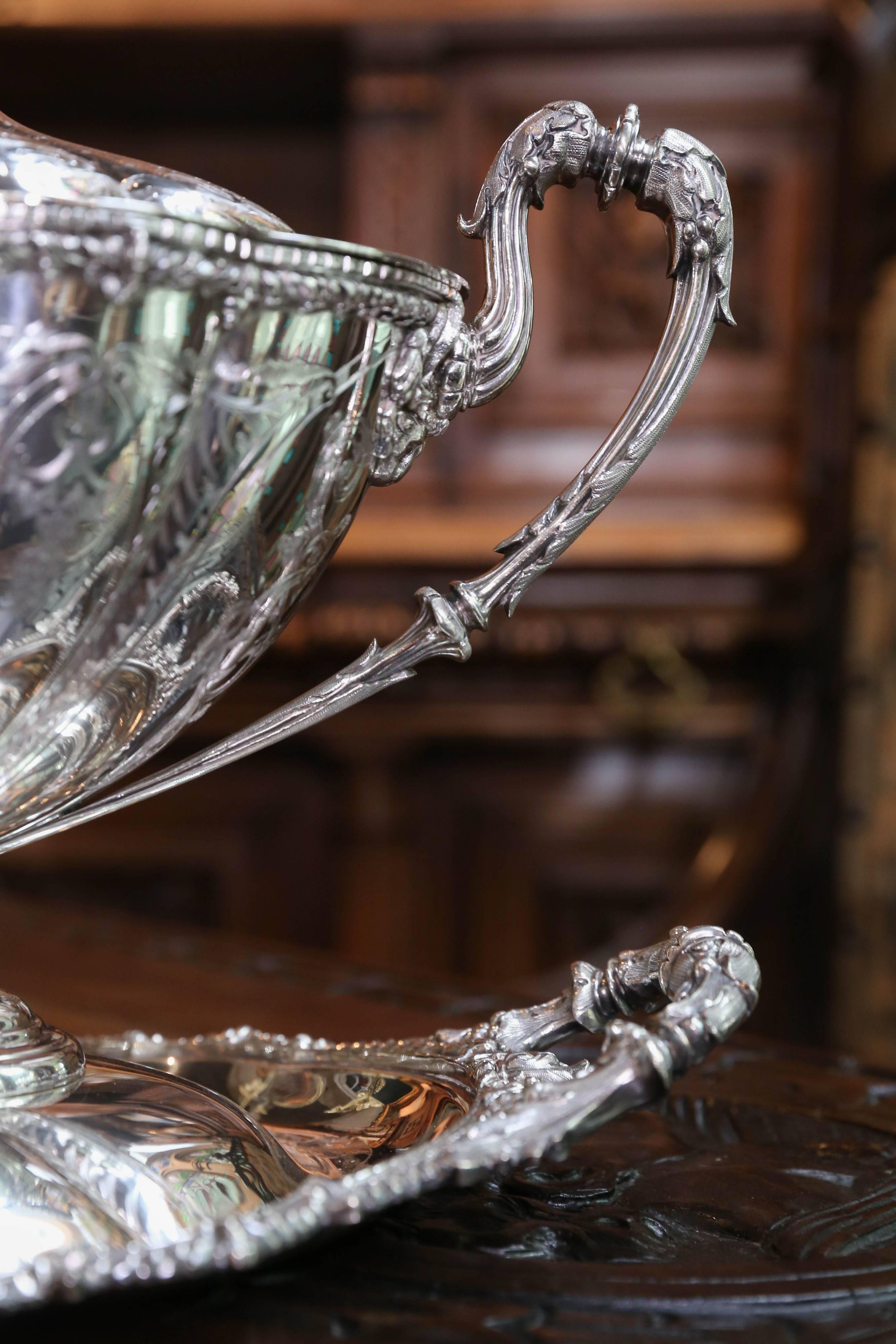 Very Fine English Sheffield Silver Plated Covered Oval Bowl on Tray For Sale 1