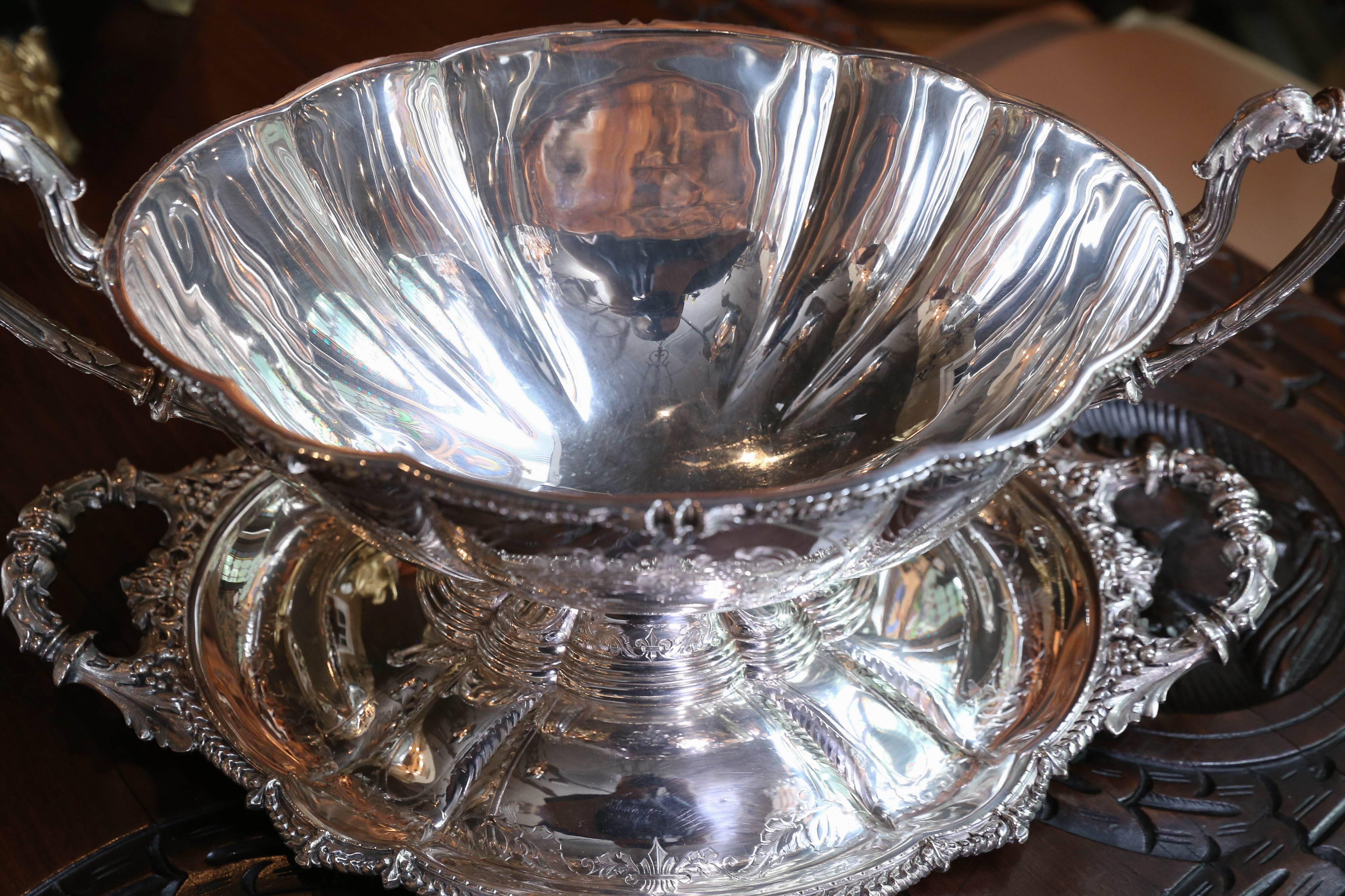Very Fine English Sheffield Silver Plated Covered Oval Bowl on Tray For Sale 2