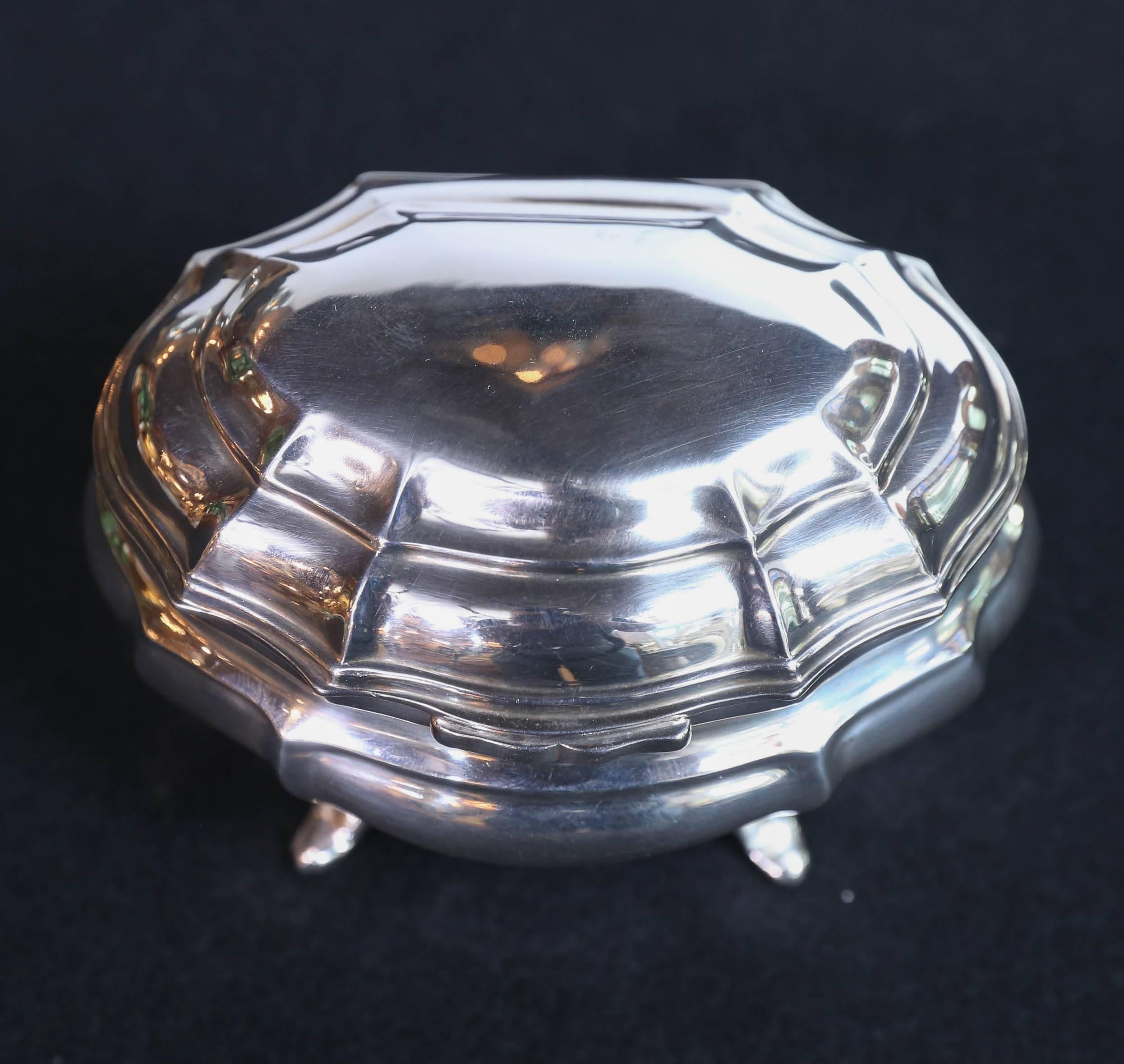 Lovely lidded oval decorative box that is footed. C and S silver hall marks
Bottom engraved goldsmiths and silversmiths, 112 regent street.