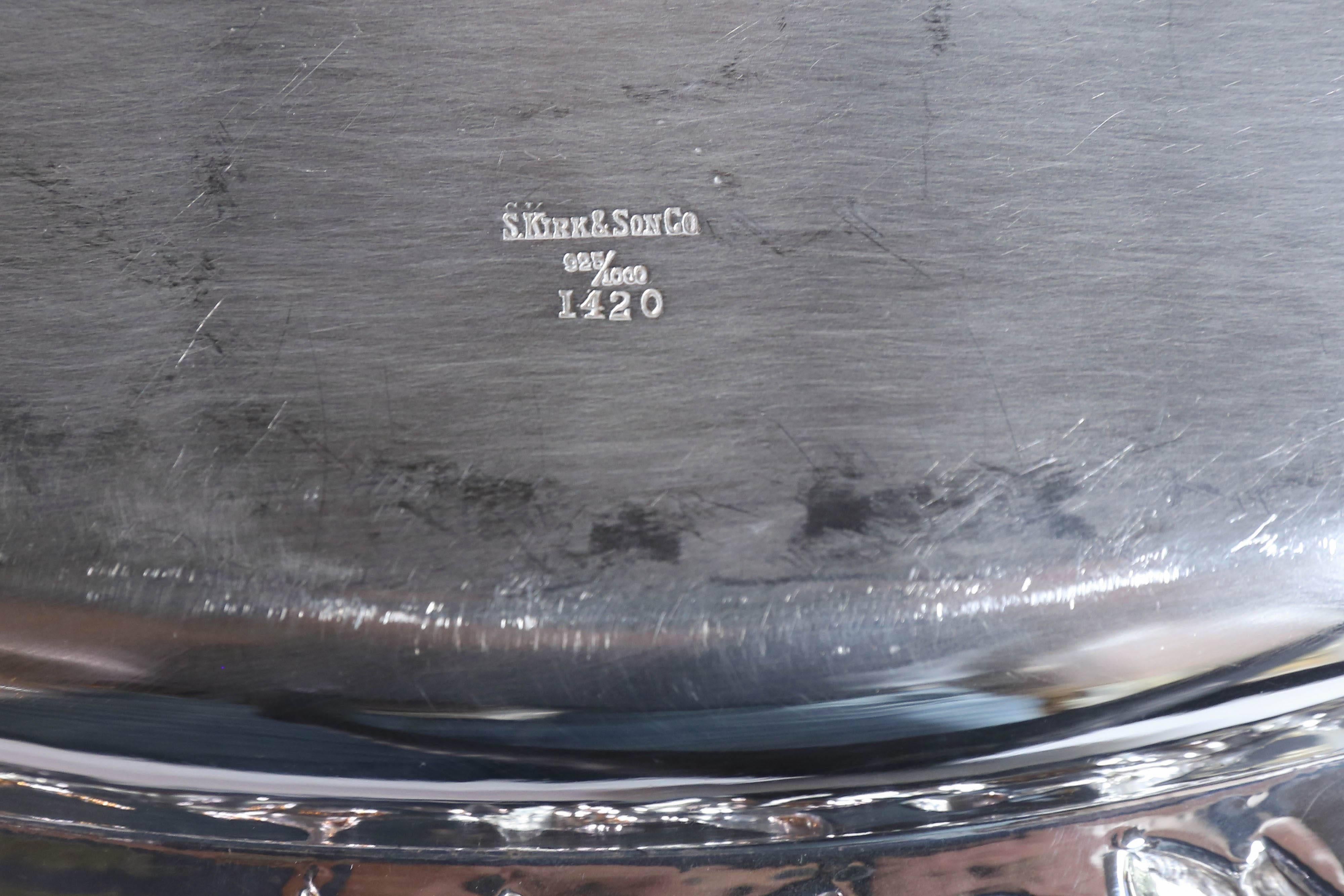 Ovales Serviertablett aus Sterling von Kirk Stieff mit Repousse-Rand (Silber) im Angebot