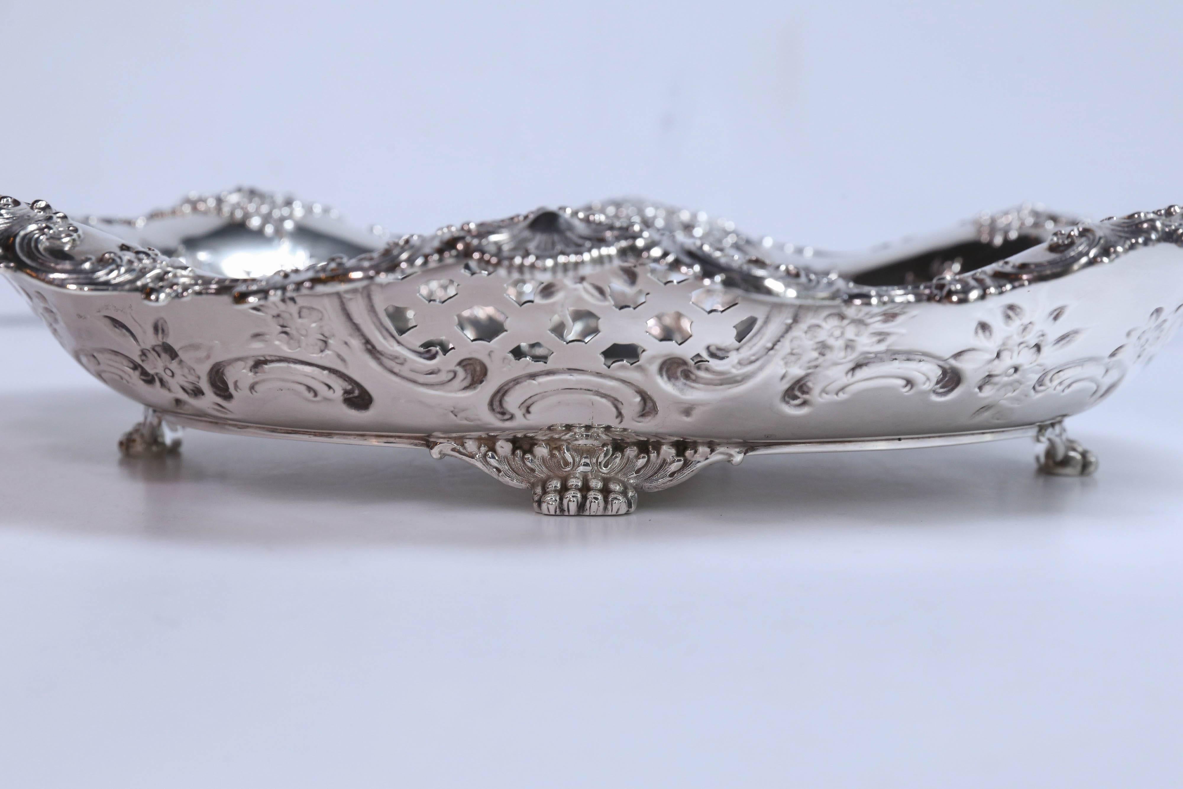 Tiffany and Co. Sterling Silver Oval Serving Tray In Excellent Condition For Sale In Houston, TX