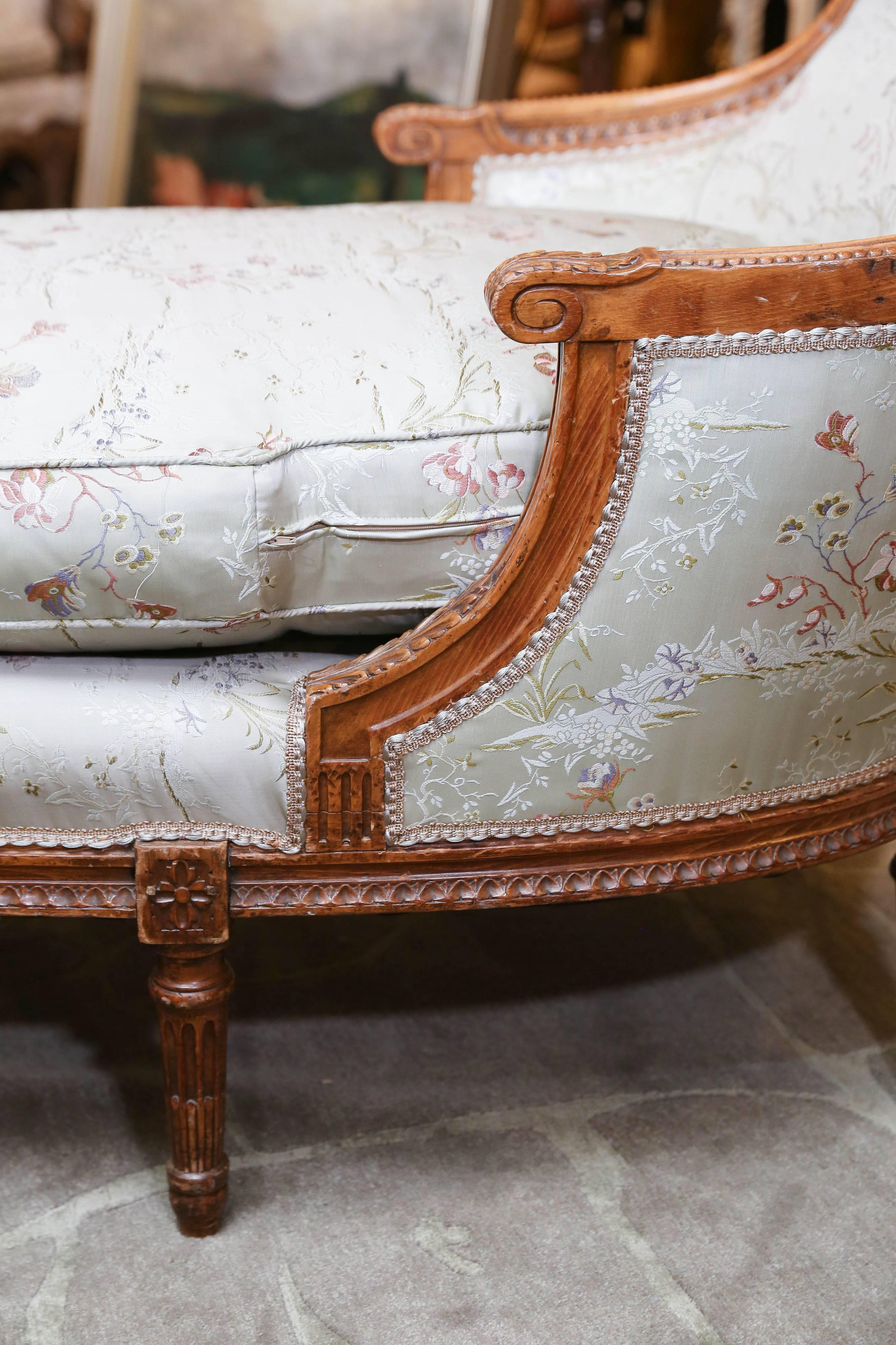 Silk floral designer fabric in a pale sea foam color with
Flowers in a mauve color enhance this great piece.
Reeded legs and a beautifully carved arm and shaped
Back grace this lovely chaise.