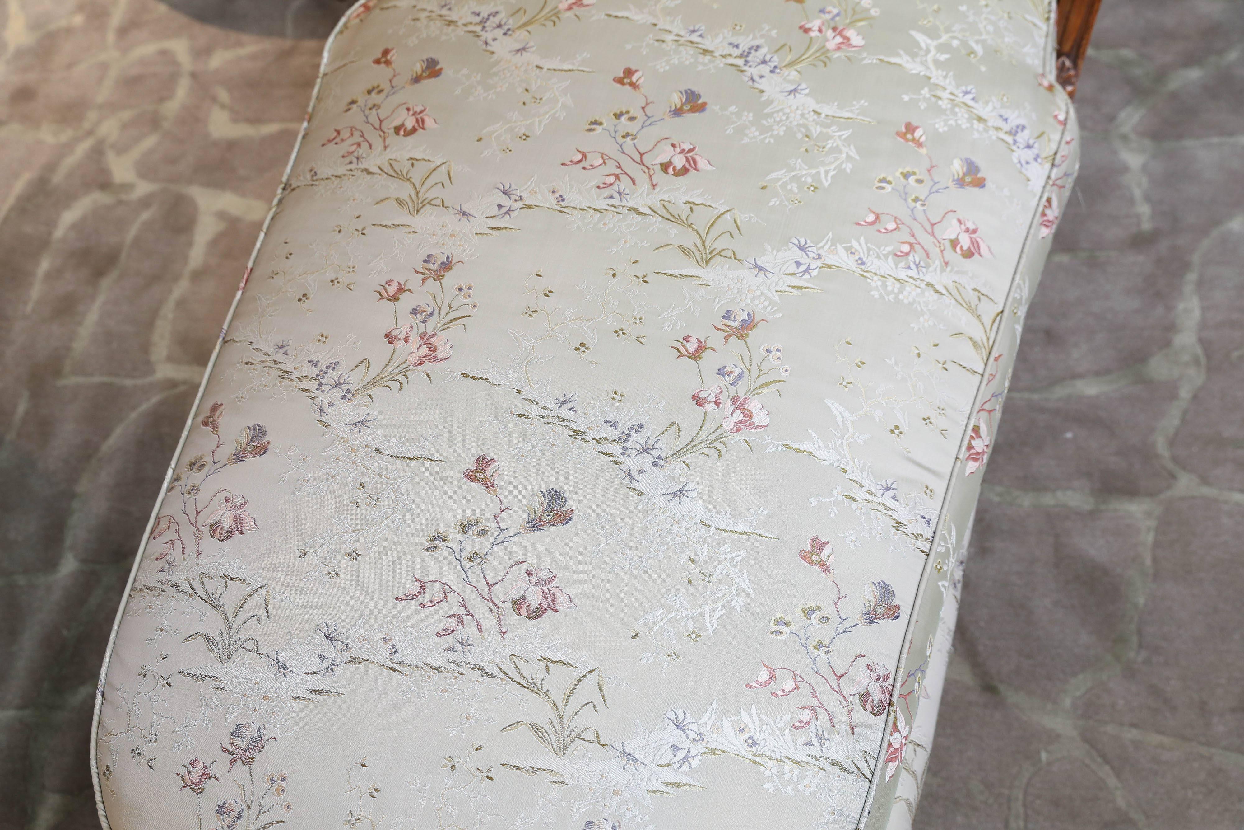 Louis XVI Style Chaise Longue with Silk Upholstery In Excellent Condition In Houston, TX