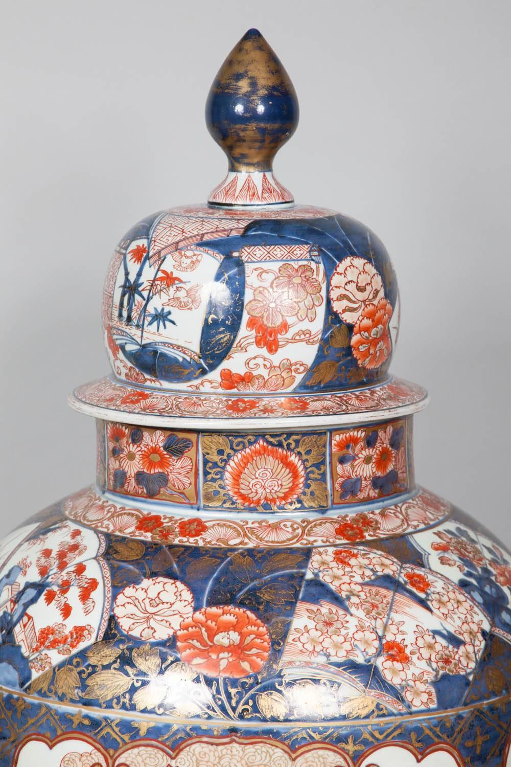 An extremely impressive and large Japanese Imari vase, late 17th-early 18th century. 
Four panels depicting court scenes with pagodas, particularly fine decoration. The main body of the vase is decorated in iron red and cobalt blue and gilt on
