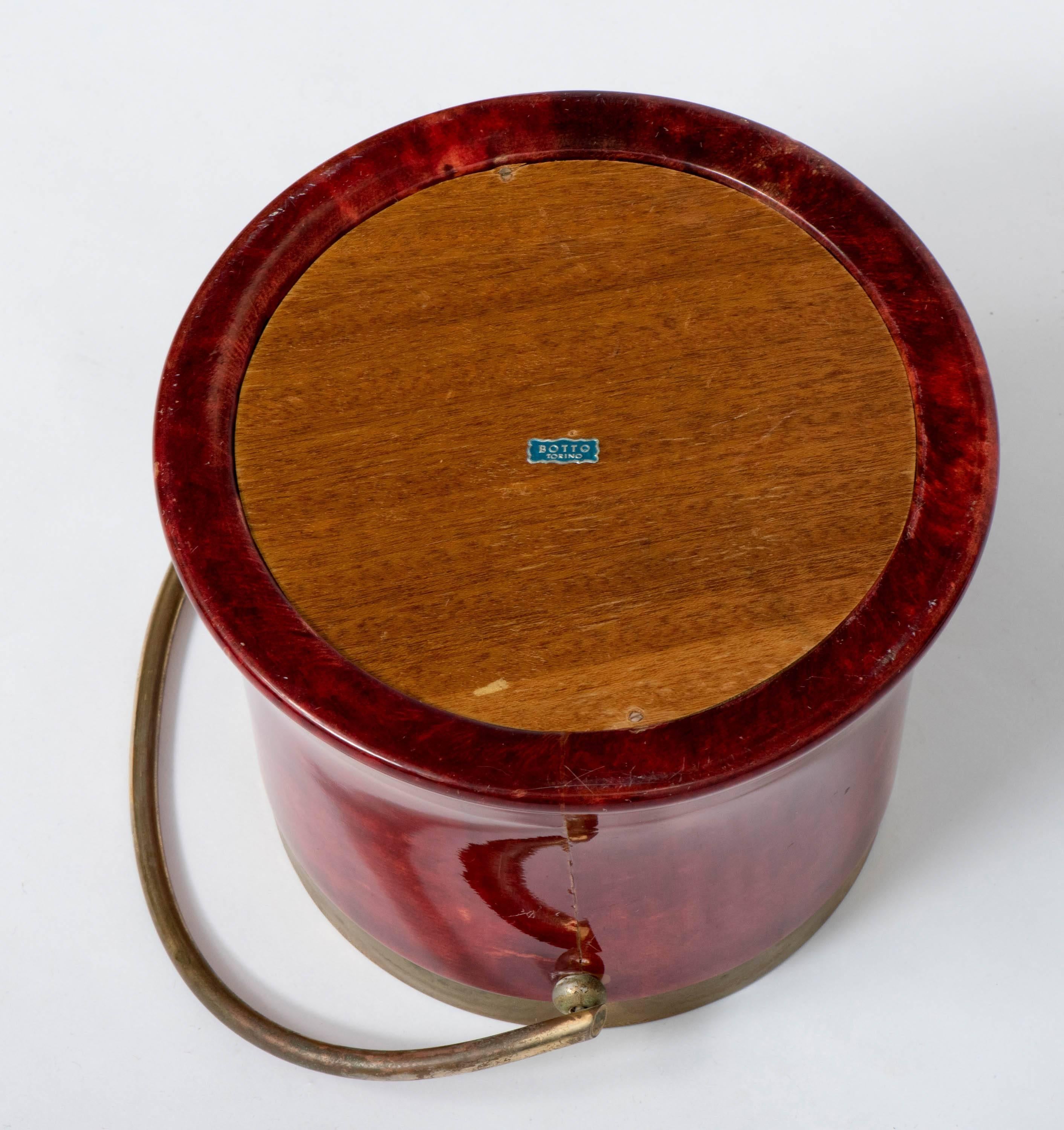 Aldo Tura ice bucket in red goat skin with brass mounts, Italy, circa 1950 In Good Condition For Sale In Macclesfield, Cheshire