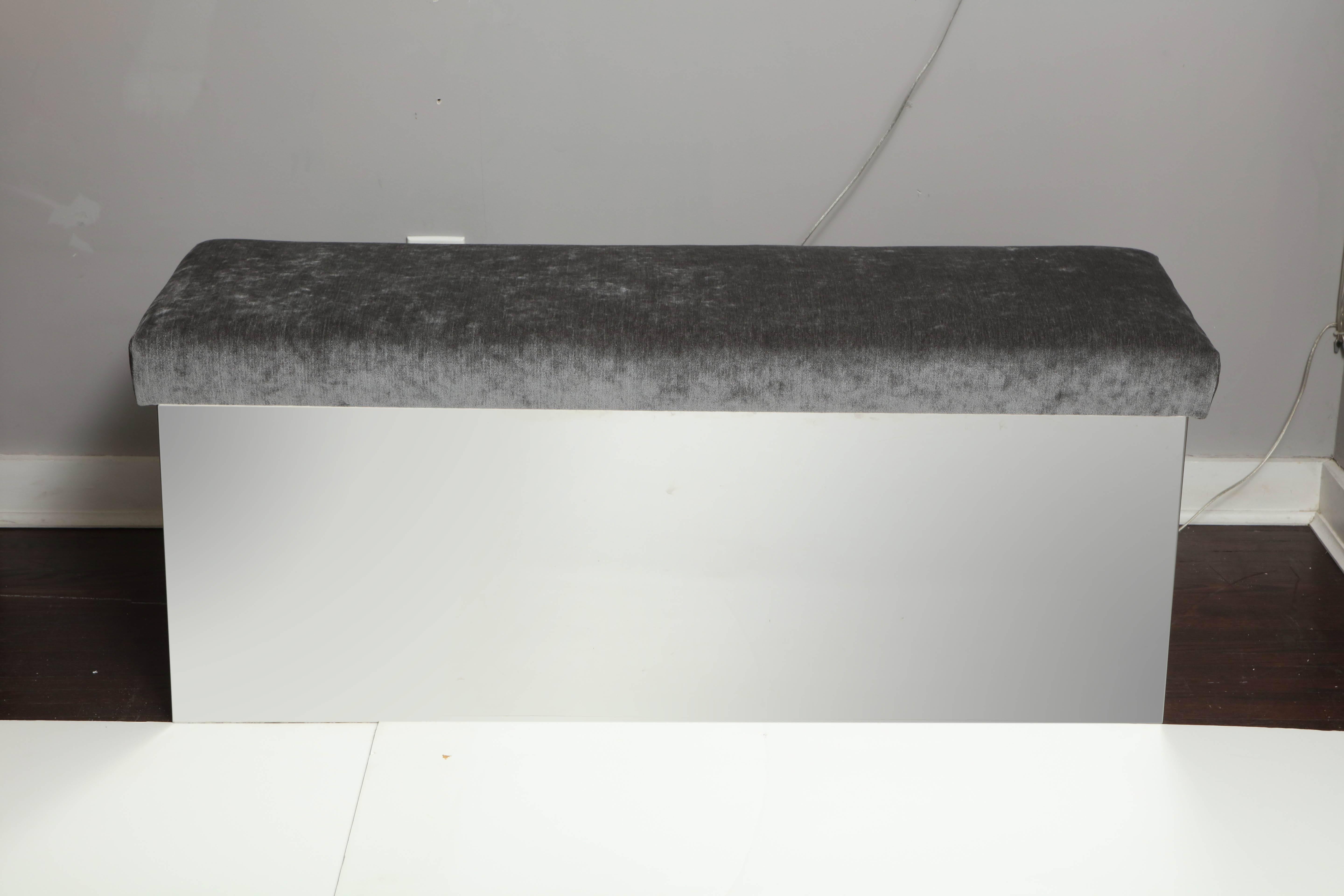 Banquette enveloppée d'acier inoxydable sur mesure, dont l'assise est recouverte de velours gris. Un design moderne et élégant qui s'intègre dans tous les intérieurs, qu'ils soient traditionnels ou contemporains. 

Des dimensions, COM et options de