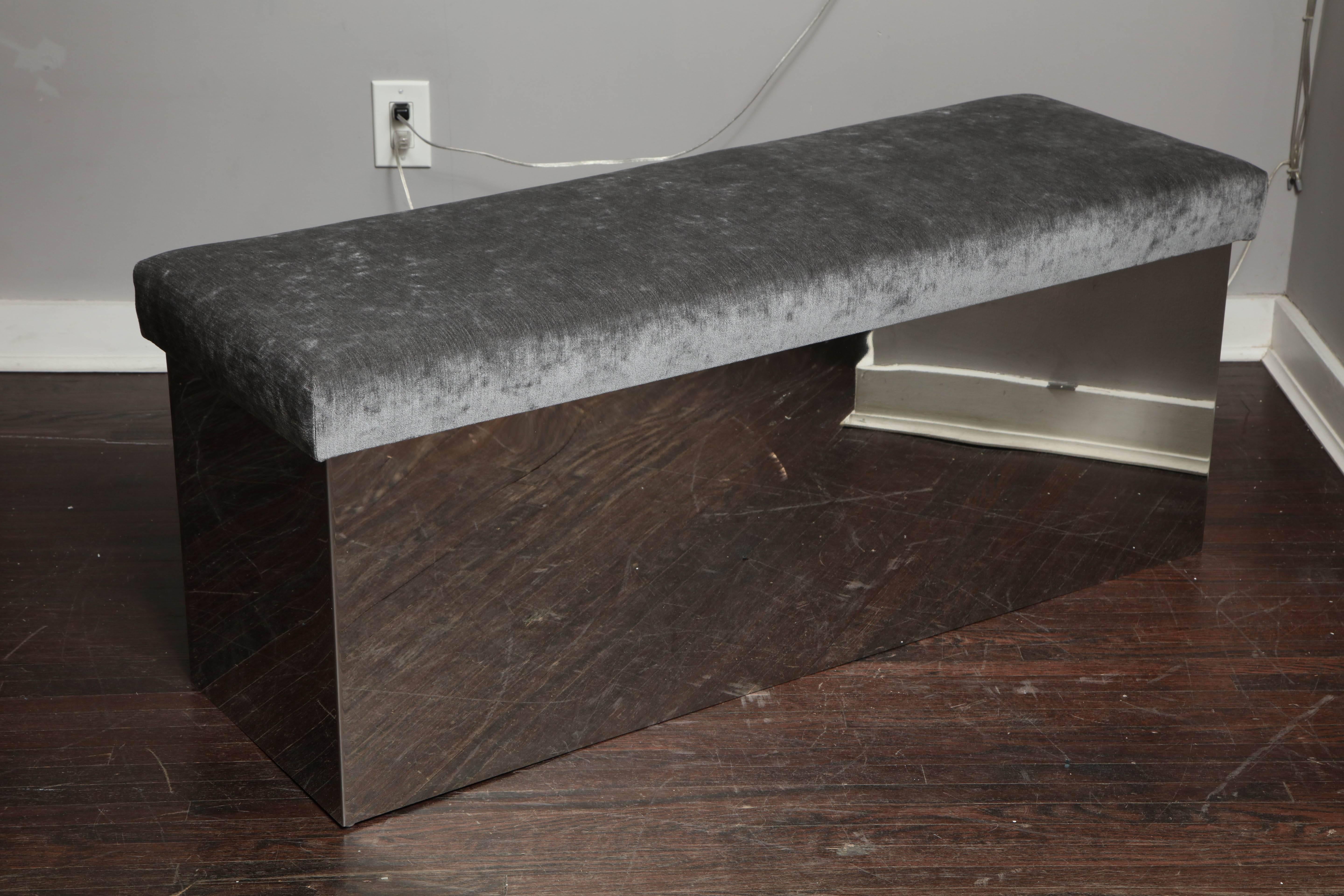 Banc en acier inoxydable enveloppé, tapissé de velours gris Bon état - En vente à New York, NY