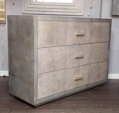 Maßgefertigte übergroße zweifarbige Kommode aus Pergament