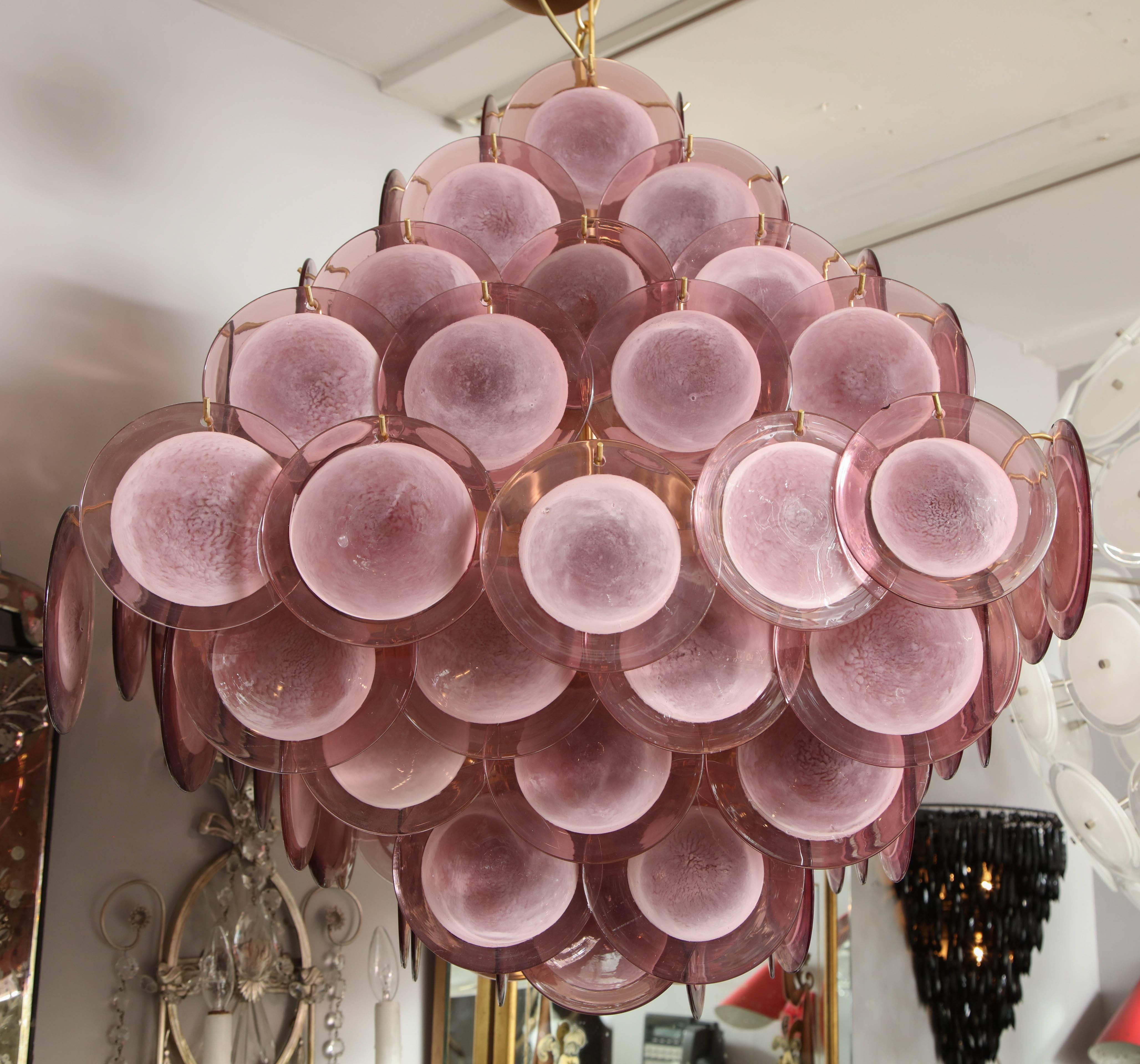 italien Grand lustre à disques en verre améthyste de style pagode en vente