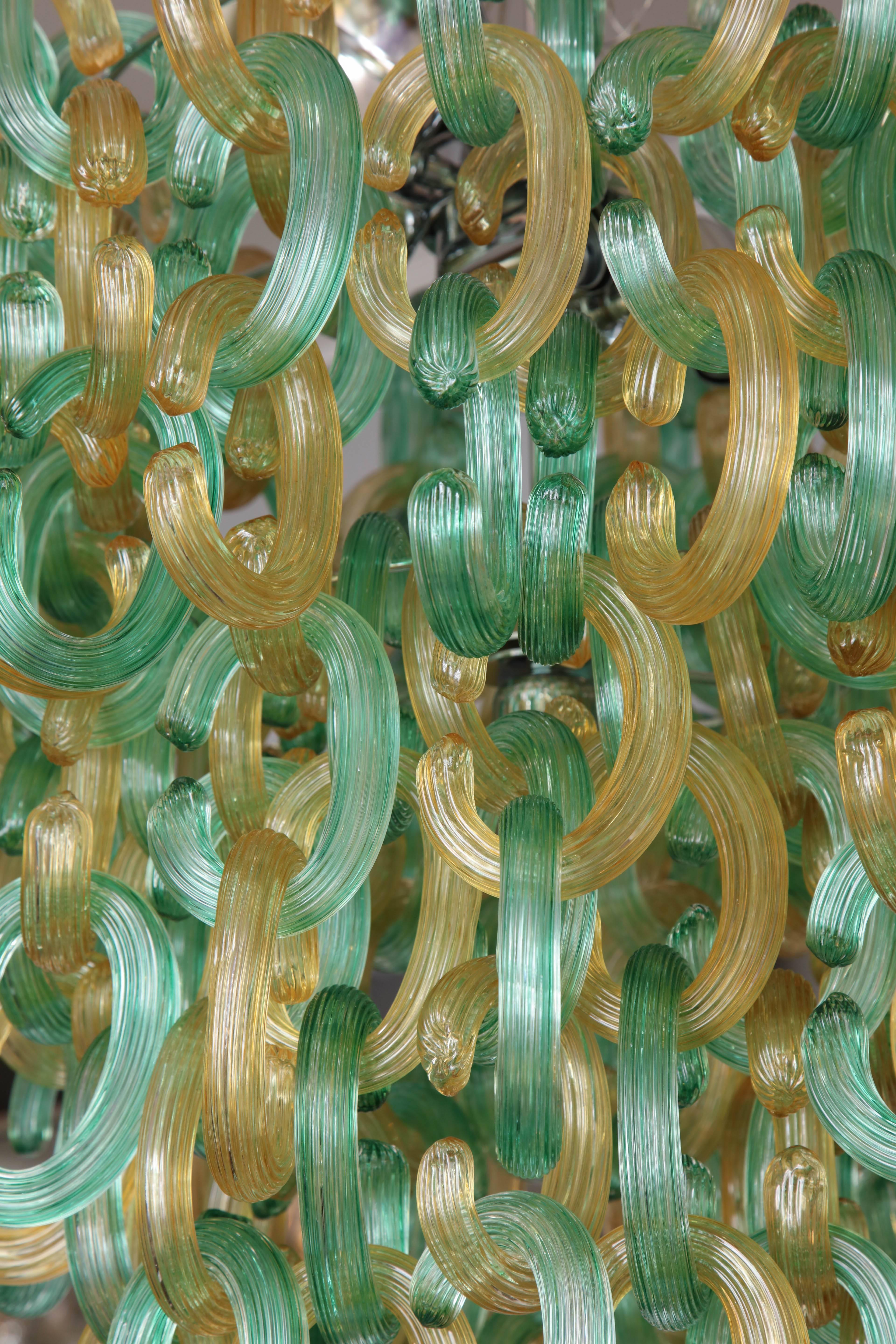 Green and Gold Murano C-Link Glass Chandelier In Good Condition For Sale In New York, NY