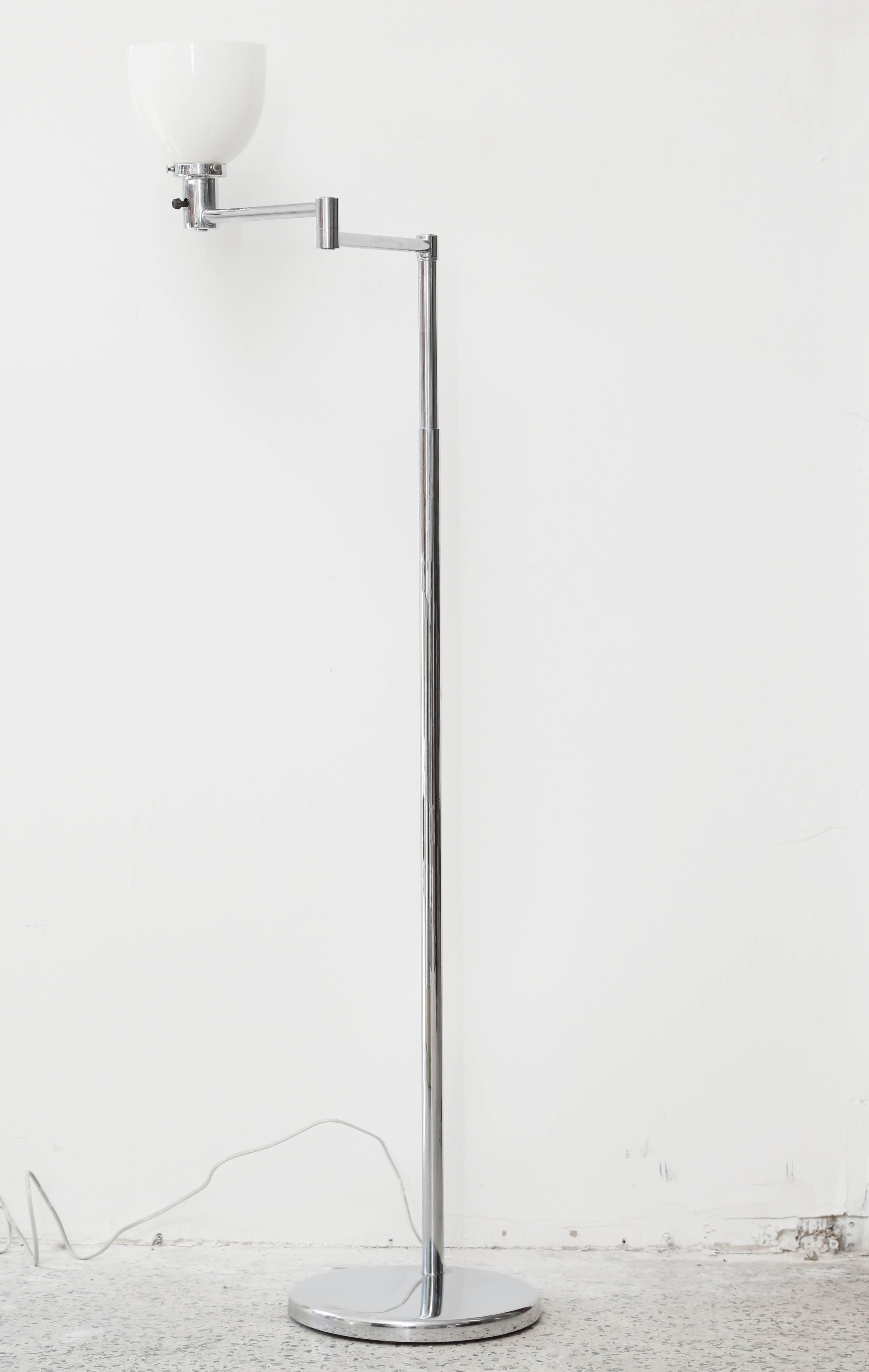 Walter von Nessen Chrome Floor Lamp, 1970s, USA In Good Condition For Sale In Miami, FL