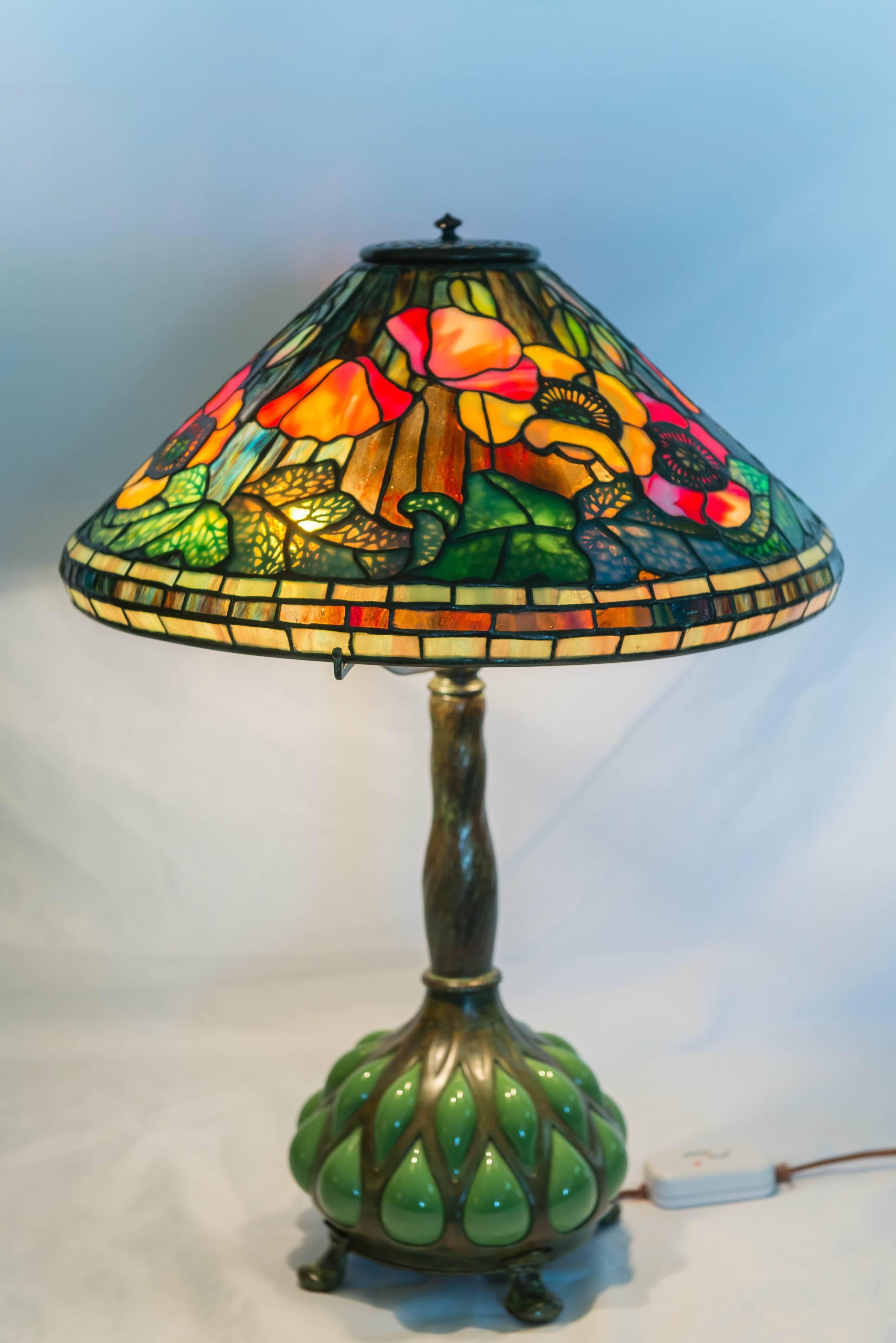 Début du 20ème siècle Excellente lampe coquelicot Tiffany Studios N Y avec une base en verre soufflé/bronze rare