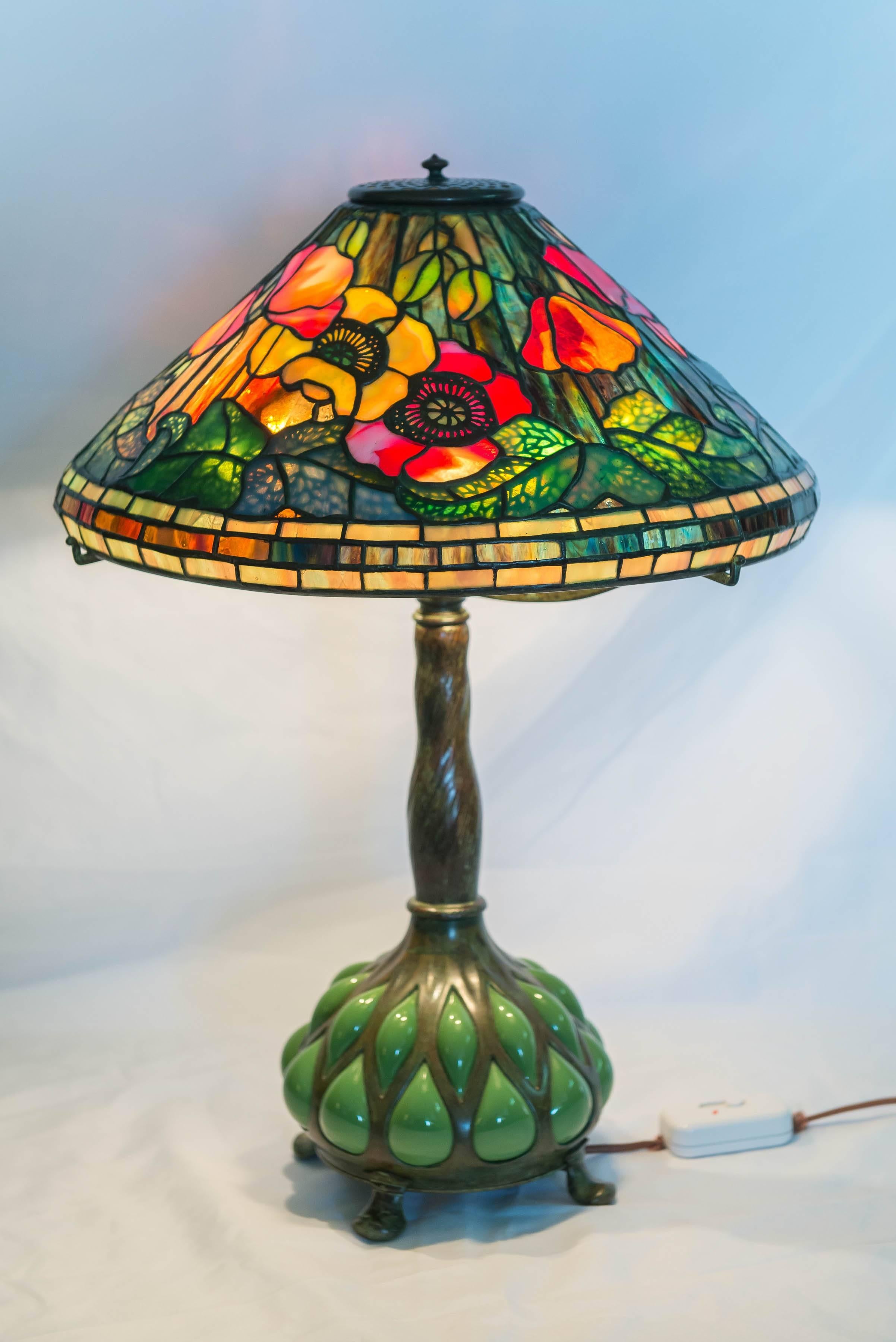 Ausgezeichnete Tiffany Studios N Y Mohnlampe mit seltenem mundgeblasenem Glas/ Bronzesockel 1
