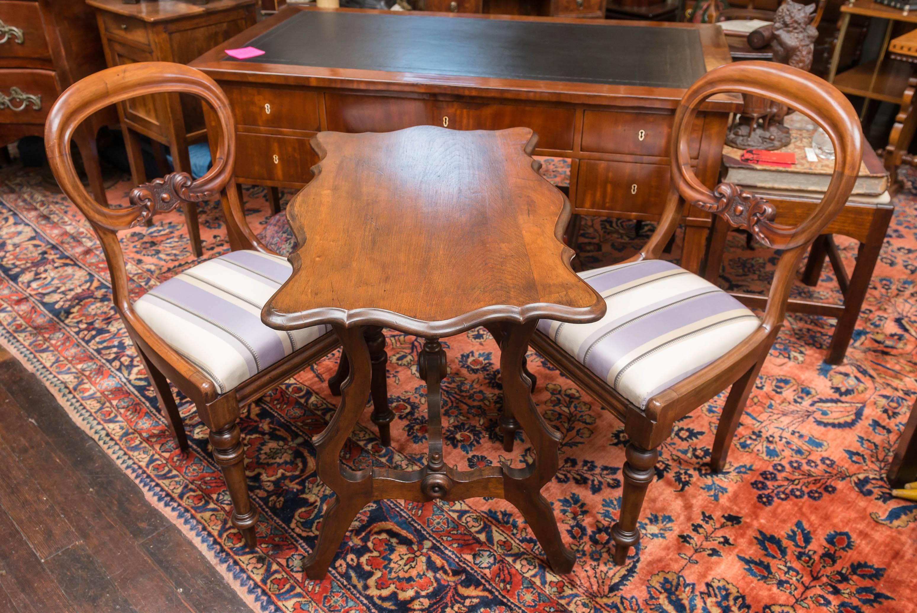 Chess table set. A pair of 19th century mahogany chairs and a walnut table.
Good for board games in general. Comfortable and stable English Victorian chairs and an American Renaissance Revival serpentine trestle table. Tight and stable. Used for