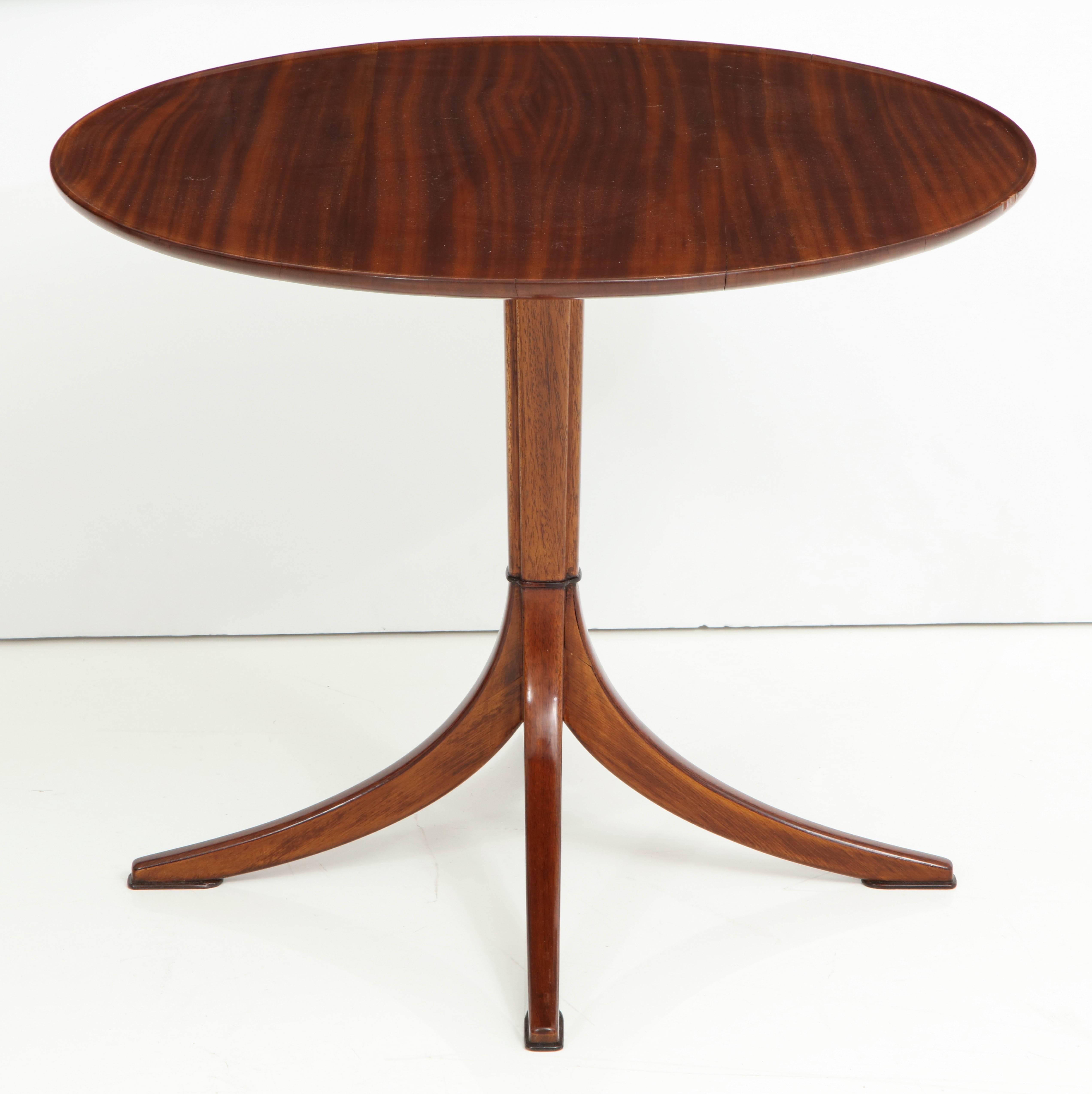 Scandinavian Modern Frits Henningsen rich mahogany side table, circa 1940s, with a circular edged top raised on a clustered stem with four downswept legs.